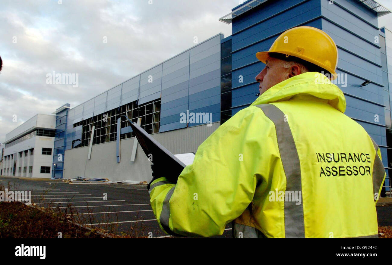 Alan Burnell, expert en assurance du Harris Claims Group, examine les dommages causés à une unité du parc industriel de Maylands, à côté du terminal pétrolier de Buncefeild, à Hemel Hempsted, Hertfordshire, le mercredi 14 2005 décembre. Les enquêteurs examinent les réclamations d'un conducteur de camion-citerne selon lesquelles il a déclenché l'explosion d'huile de Bunkefield en faisant basculer son interrupteur de coupure du moteur alors qu'il y avait une fuite de vapeur de l'usine. Voir PA Story BLASTE explosion. PHOTO DE L'ASSOCIATION DE PRESSE photo le crédit photo devrait se lire: Chris Radburn/PA Banque D'Images