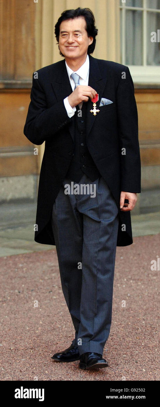 LED Zeppelin guitariste Jimmy page porte son OBE après qu'il lui a été présenté par la Reine à Buckingham Palace, mercredi 14 décembre 2005 - pour son œuvre de charité plutôt que sa carrière musicale.Le rocker a dit qu'il était submergé d'être reçu l'accolade pour avoir aidé les enfants de la rue au Brésil.Voir PA Story ROYAL investiture.APPUYEZ SUR ASSOCIATION photo.Le crédit photo devrait se lire comme suit: Fiona Hanson/WPA rota/PA. Banque D'Images