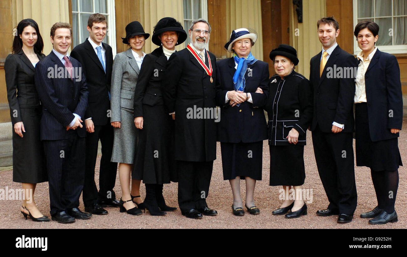 Le Grand Rabbin Sir Jonathan Sacks (au centre) après avoir reçu sa chevalier de la Reine au Palais de Buckingham, le mercredi 14 décembre 2005.Sir Jonathan est accompagné de membres de sa famille (G-D) Dina Sacks, fille; Oliver White, gendre; Elliott Goldstein,Gendre; Gila Sacks, fille; Lady Elaine Sacks, épouse;Sylvia du bora, belle-mère ; Libby Sacks, mère ; Josh Sacks,Son et Eve Sacks, belle-fille.Voir PA Story ROYAL investiture.APPUYEZ SUR ASSOCIATION photo.Le crédit photo devrait se lire comme suit : Fiona Hanson/WPA Rota/PA. Banque D'Images