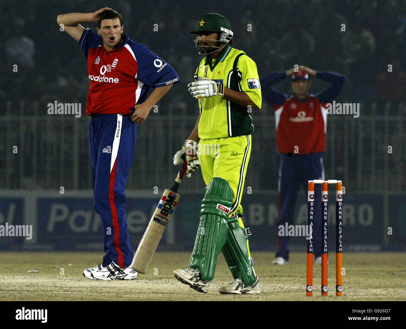 Steve Harmison (L), de l'Angleterre, réagit après avoir fait un appel à Younis Khan, du Pakistan, qui a été refusé pendant la cinquième journée internationale au stade Rawalpindi, au Pakistan, le mercredi 21 décembre 2005. Voir PA Story CRICKET England. APPUYEZ SUR ASSOCIATION photo. Le crédit photo doit se lire comme suit : Gareth Copley/PA. Banque D'Images