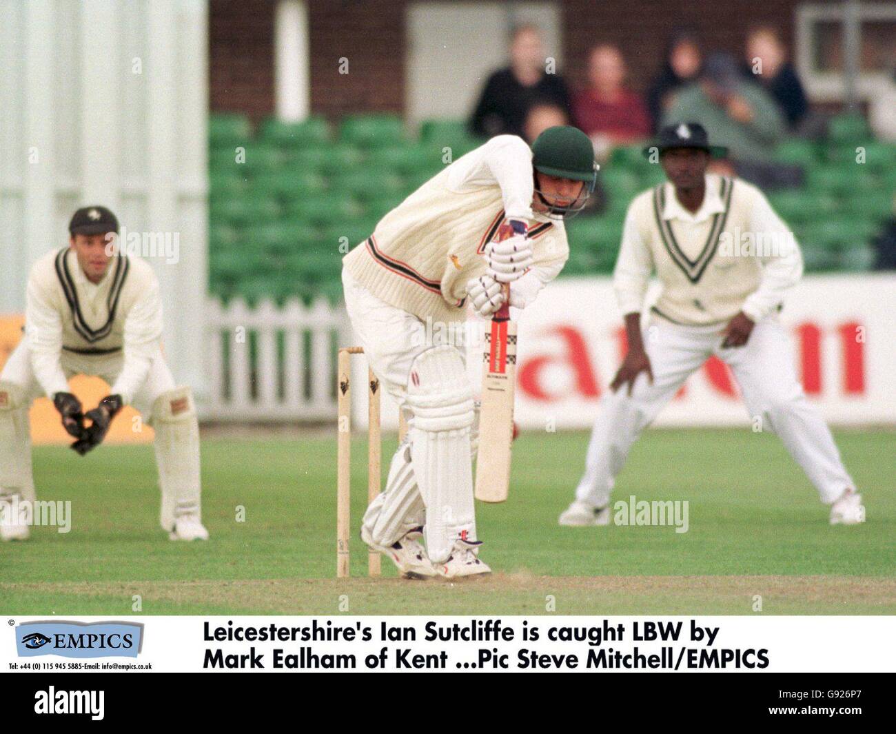 Cricket - Benson and Hedges Cup - quart de finale - Leicestershire v Kent.Ian Sutcliffe, de Leicestershire, est pris au LBW par Mark Ealham, de Kent Banque D'Images