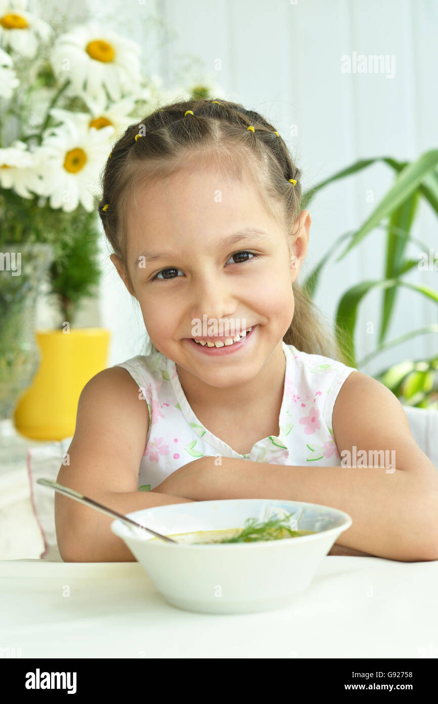 Belle petite fille avec de la soupe Banque D'Images