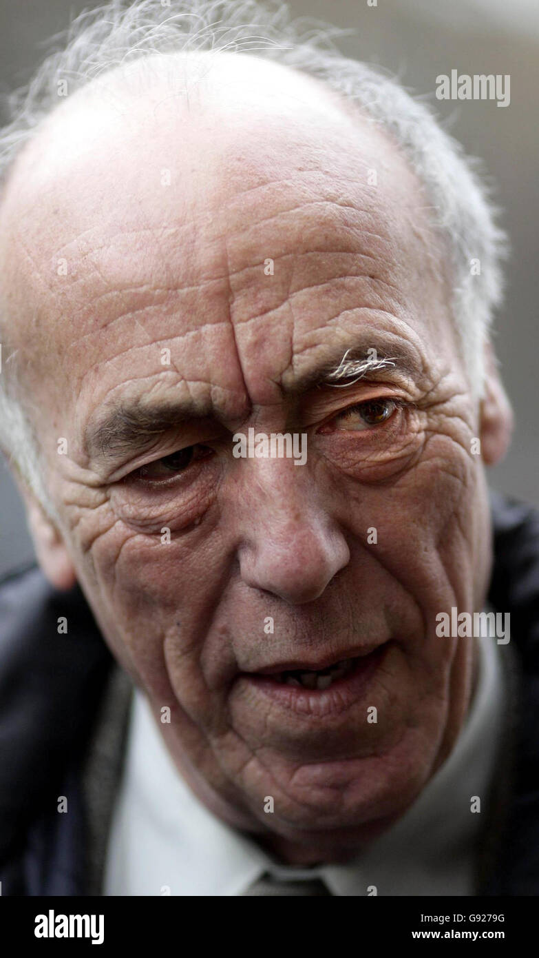 Le père de Richard Burns, Alex Burns, arrive à l'église St Lukes à Londres, le jeudi 22 décembre 2005, pour le mémorial du conducteur de rallye Richard, décédé le mois dernier d'une tumeur cérébrale à l'âge de 34 ans.Regardez PA Story MEMORIAL Burns.APPUYEZ SUR ASSOCIATION photo.Le crédit photo devrait se lire : Andrew Parsons/PA Banque D'Images