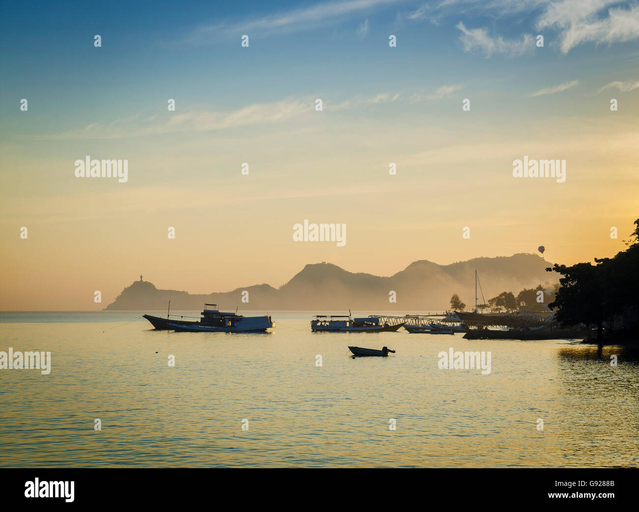 Bateaux au port de Dili au Timor oriental au coucher du soleil de la côte Banque D'Images
