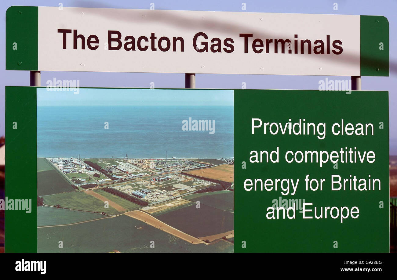 Un panneau à l'extérieur des terminaux de gaz Bacton à Norfolk lundi 2 janvier 2006, où du gaz de la mer du Nord arrive à terre - et où un pipeline qui transporte du gaz à destination et en provenance de la Belgique se termine. Les ministres du gouvernement britannique continuent de surveiller les chutes d'un conflit gazier entre la Russie et l'Ukraine dans un contexte de crainte qu'il ne puisse provoquer des pénuries en Europe et augmenter les prix au Royaume-Uni. Le ministre de l'énergie, Malcolm Wicks, a insisté sur le fait qu'il n'y avait pas de « menace immédiate » pour les approvisionnements britanniques alors qu'il était maintenant un importateur net de gaz. Voir l'histoire de l'AP sur le gaz GRAND PUBLIC. APPUYEZ SUR ASSOCIATION photo. Le crédit photo devrait se lire: John Stillwell/ PA. Banque D'Images