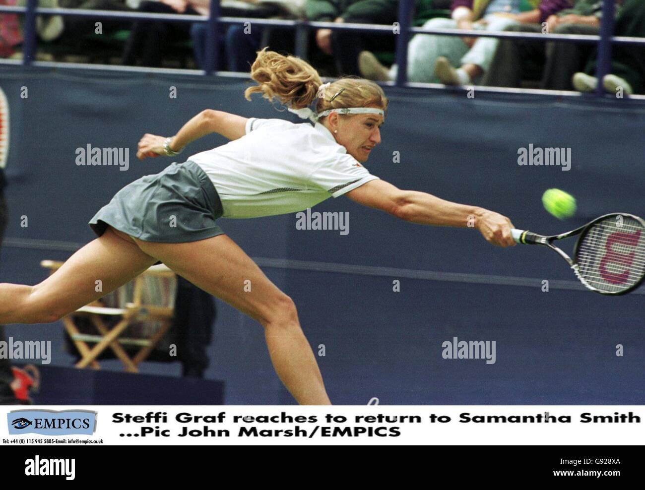 Tennis - Direct Line Insurance International Ladies Championships -  Samantha Smith v Steffi Graf.Steffi Graf s'étire pour retourner à Samantha  Smith Photo Stock - Alamy