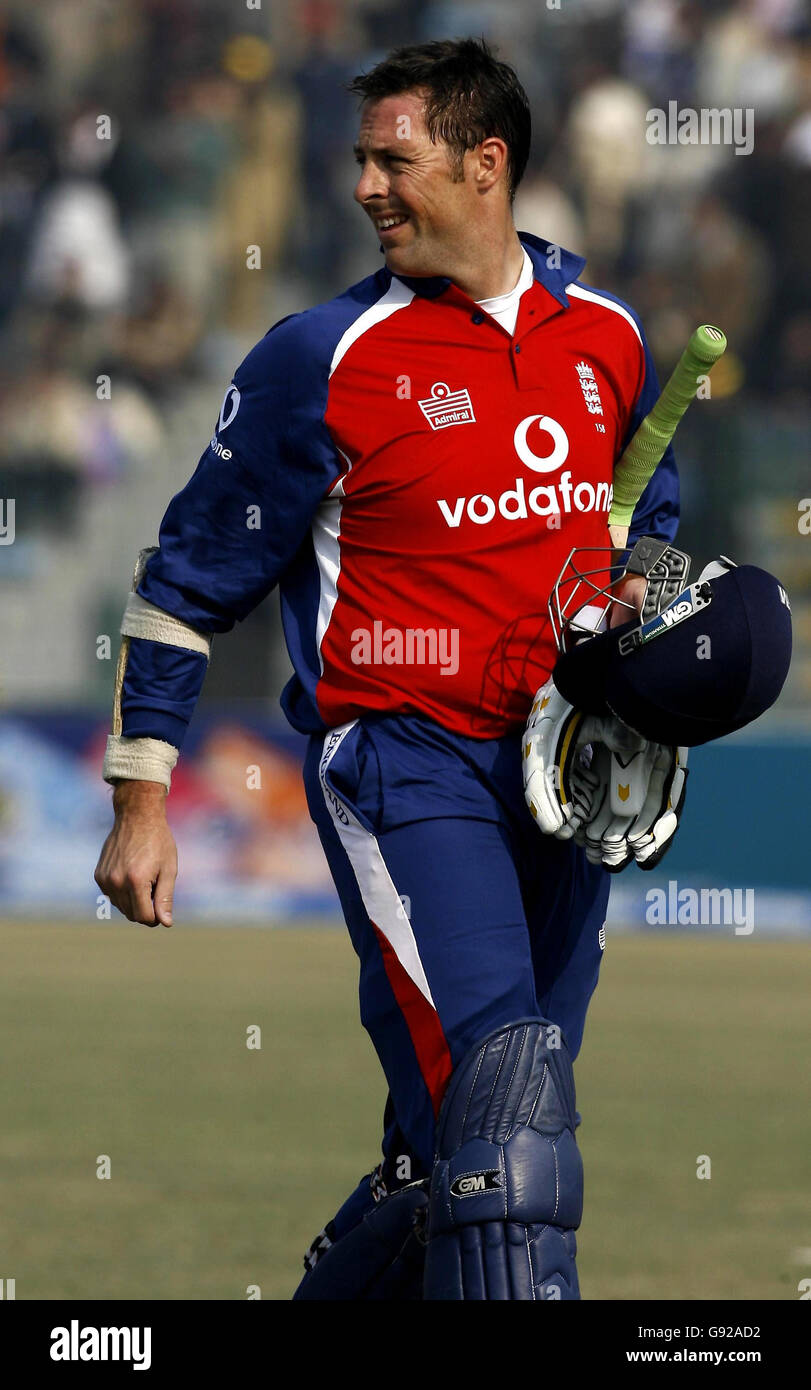 Le capitaine d'Angleterre Marcus Trescothick quitte le terrain après avoir été propre et enfermé par le Pakistanais Pace Bowler Shoaib Akhtar pendant la deuxième journée internationale au stade de Gadaffi, Lahore, Pakistan, le lundi 12 décembre 2005. APPUYEZ SUR ASSOCIATION photo. Le crédit photo doit se lire comme suit : Gareth Copley/PA. Banque D'Images