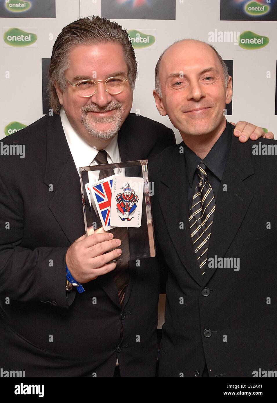 Le créateur Matt Groening (à gauche) et la voix de Homer Dan Castellaneta avec le prix du meilleur salon international de la comédie qu'ils ont reçu pour les Simpsons aux Bristish Comedy Awards 2005. Banque D'Images