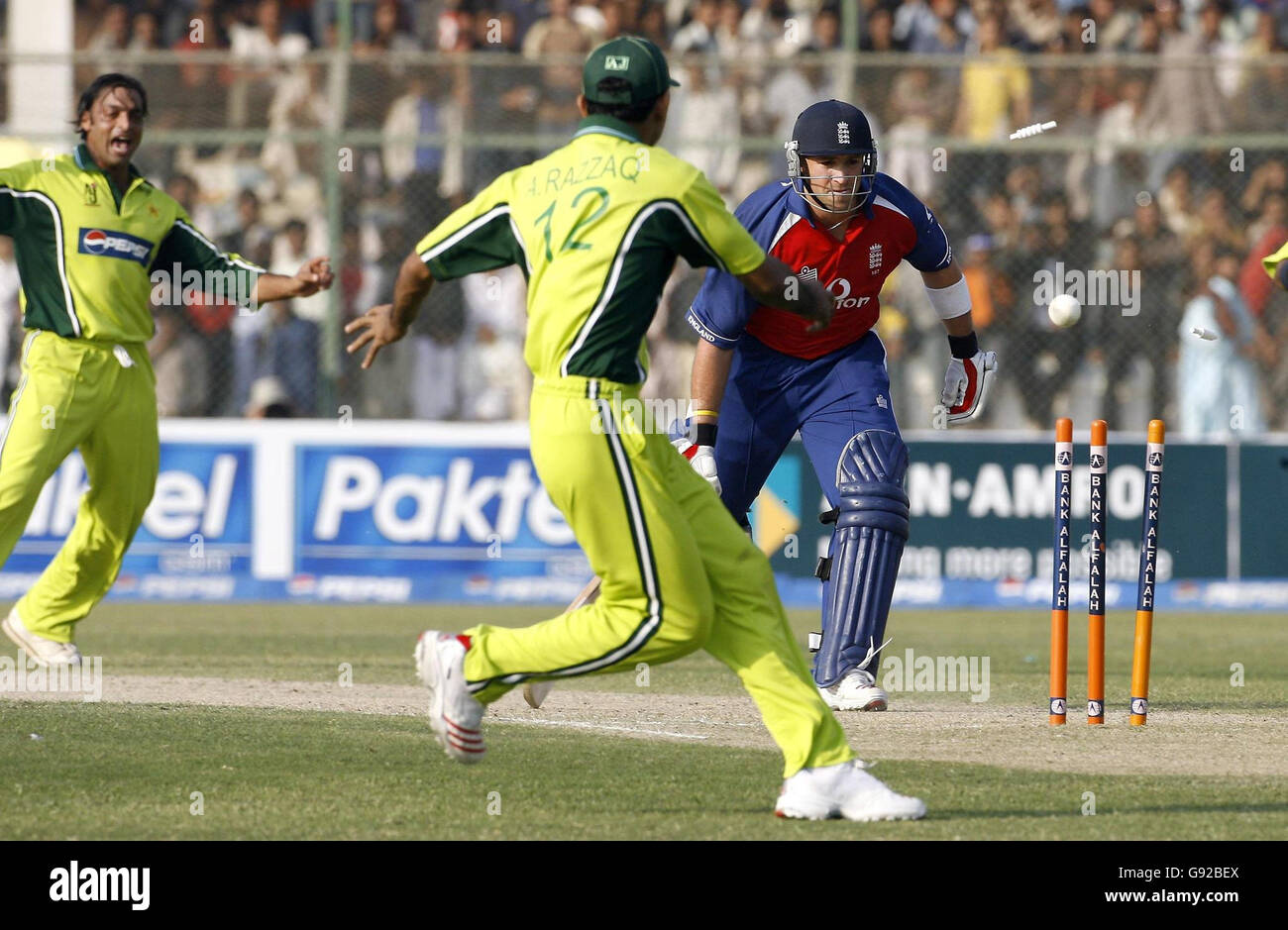 Matt Prior d'Angleterre est à court par le Pakistan Shoaib Akhtar pour 2 courses pendant la troisième journée internationale au stade national de Karachi, Pakistan, jeudi 15 décembre 2005. APPUYEZ SUR ASSOCIATION photo. Le crédit photo doit se lire comme suit : Gareth Copley/PA. Banque D'Images