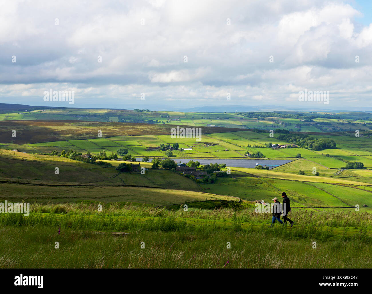 Les promeneurs sur Haworth Moor (Leeshaw dans la distance du réservoir), West Yorkshire, England UK Banque D'Images