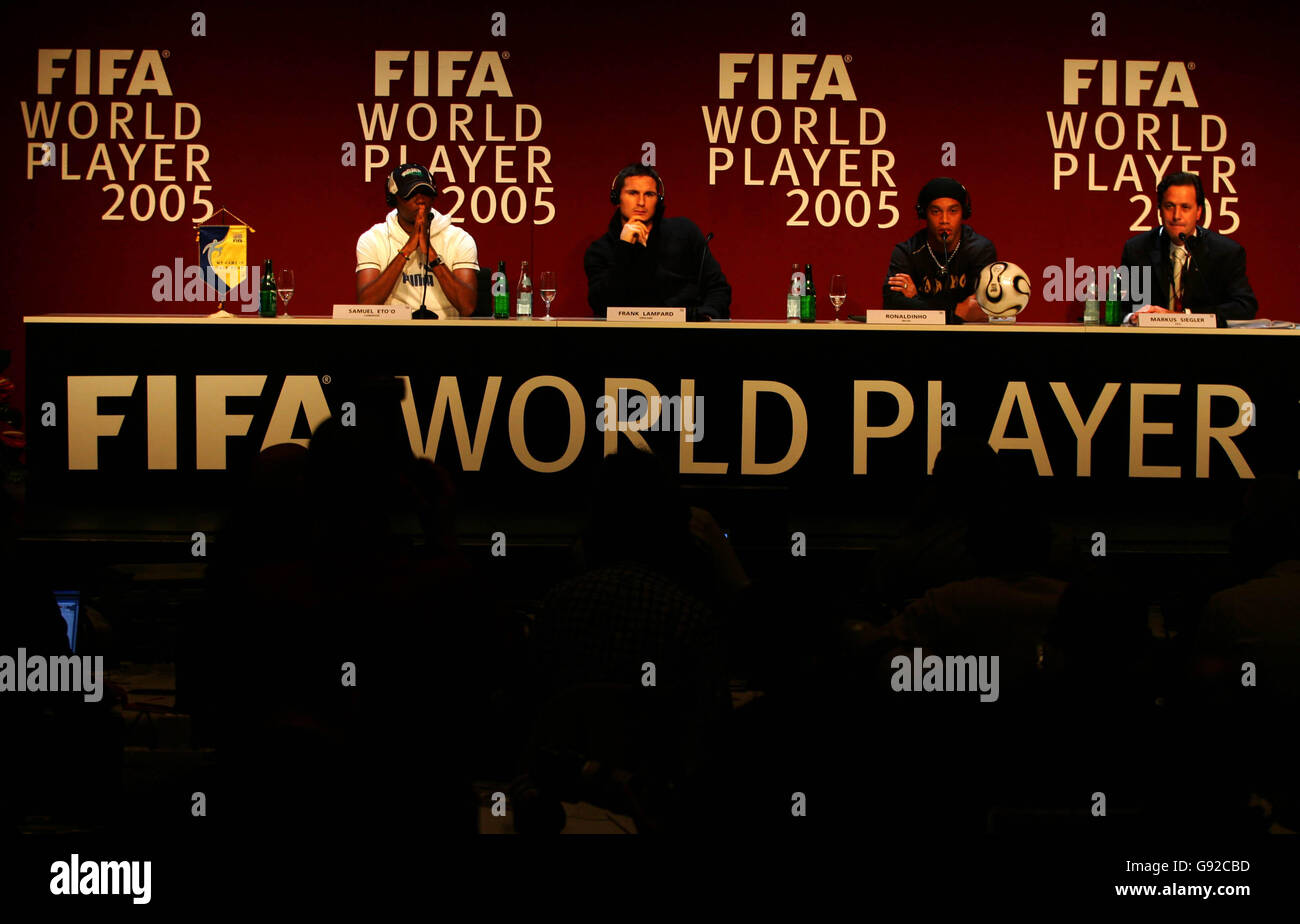 De gauche à droite : Samuel ETO'o de Barcelone, Frank Lampard de Chelsea et Ronadinho de Barcelone lors de la conférence de presse en prévision des World Player of the Year Awards.Marcus Siegler de la FIFA, sur la droite Banque D'Images