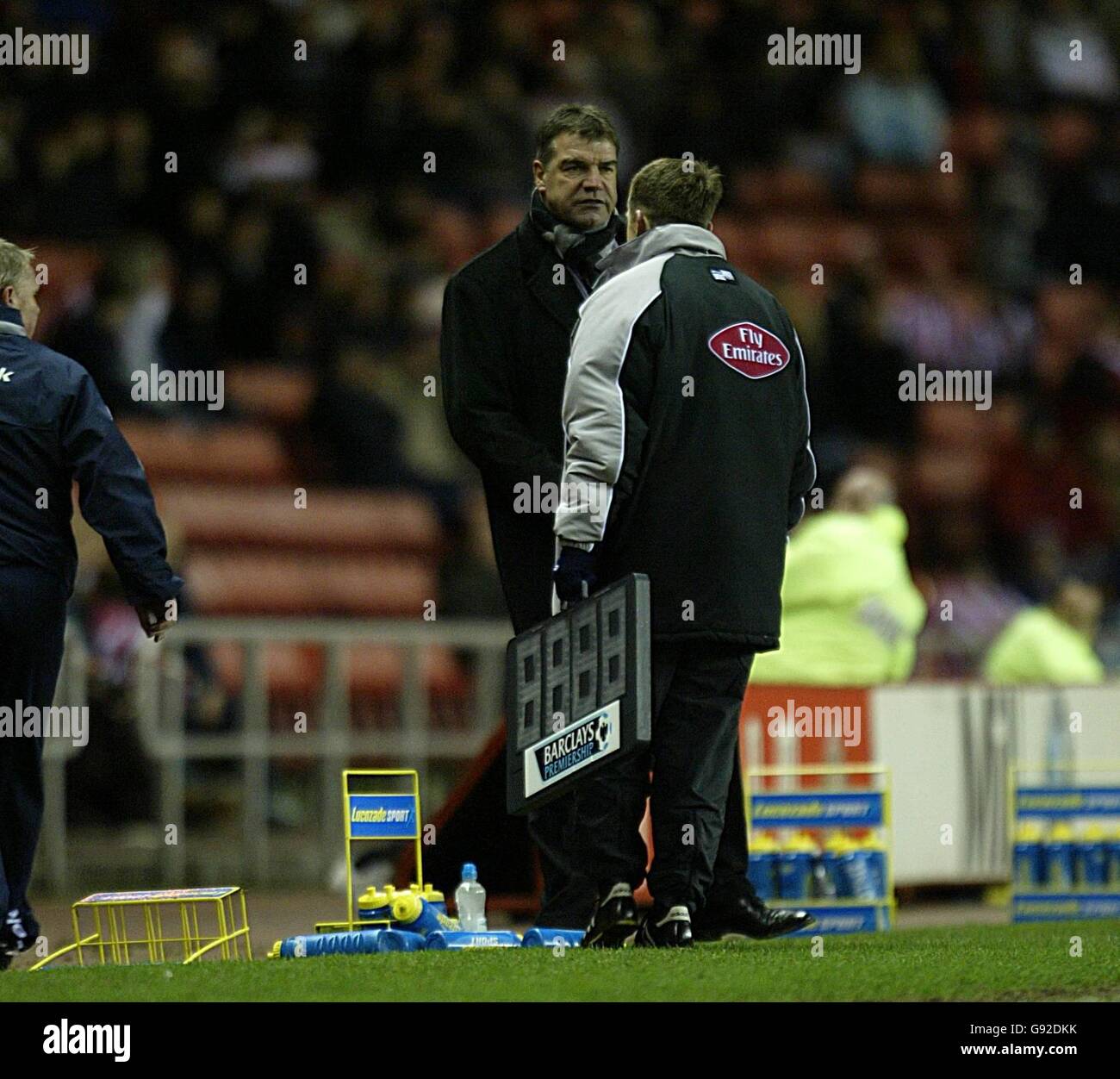 Football - FA Barclays Premiership - Sunderland / Bolton Wanderers - le Stade de lumière.Sam Allardyce, le directeur de Bolton Wanderers, est parlé par le 4e fonctionnaire après avoir donné un coup de pied sur les bouteilles d'eau (au sol) Banque D'Images