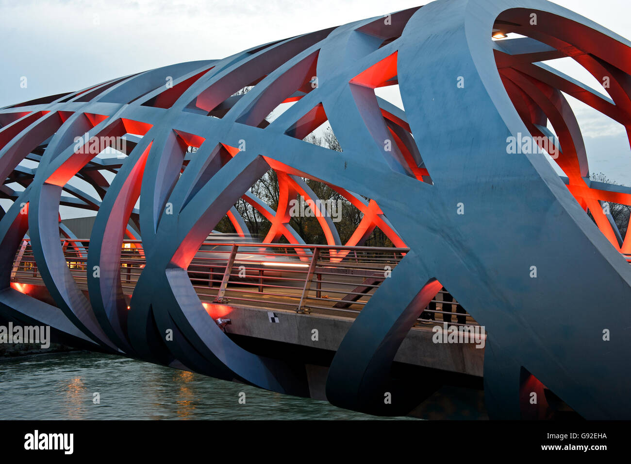 Les effets de lumière en forme de tube à la structure spatiale de l'Hans-Wilsdorf-bridge, Genève, Suisse Banque D'Images