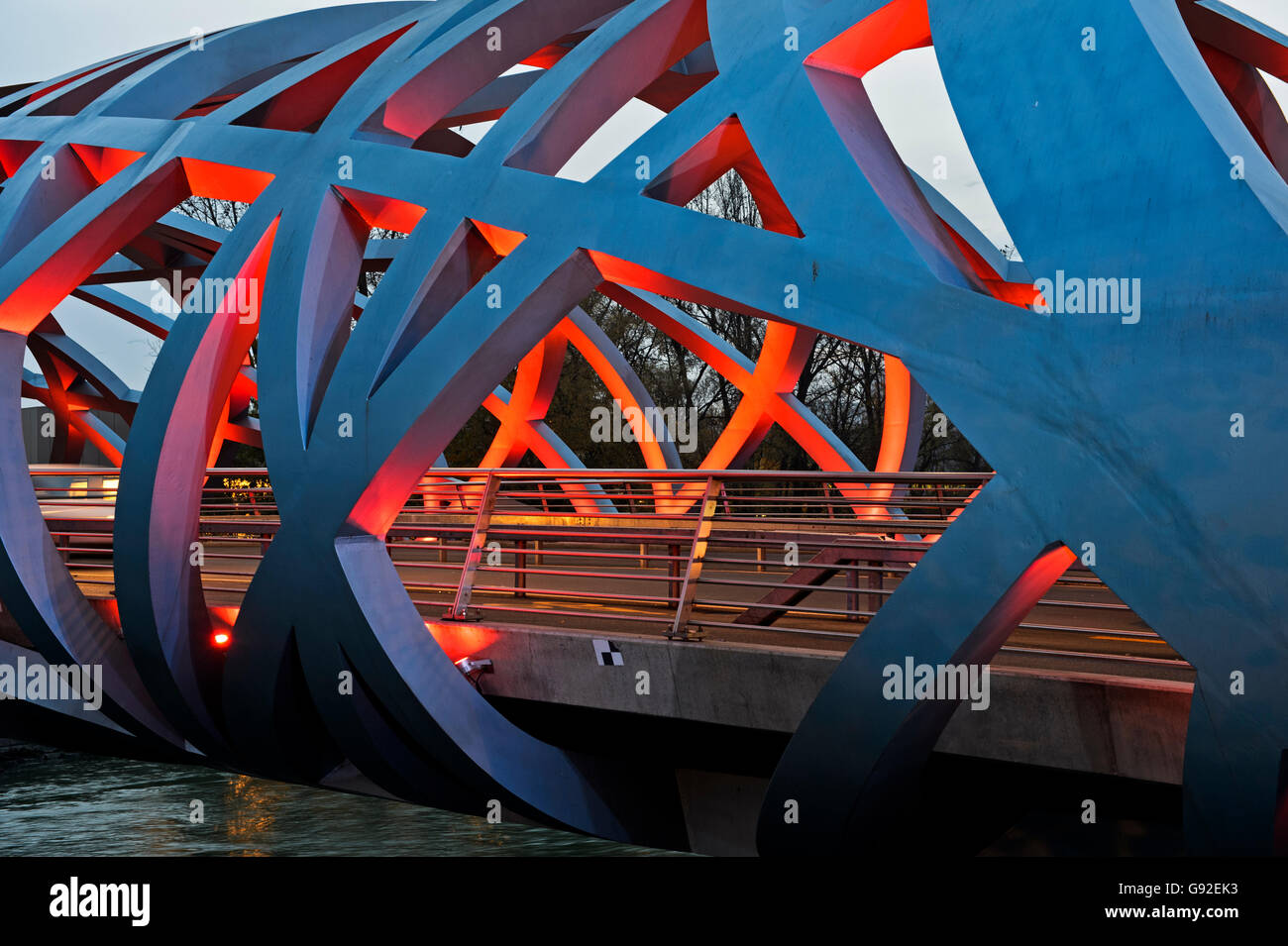 Les effets de lumière en forme de tube à la structure spatiale de l'Hans-Wilsdorf-bridge, Genève, Suisse Banque D'Images