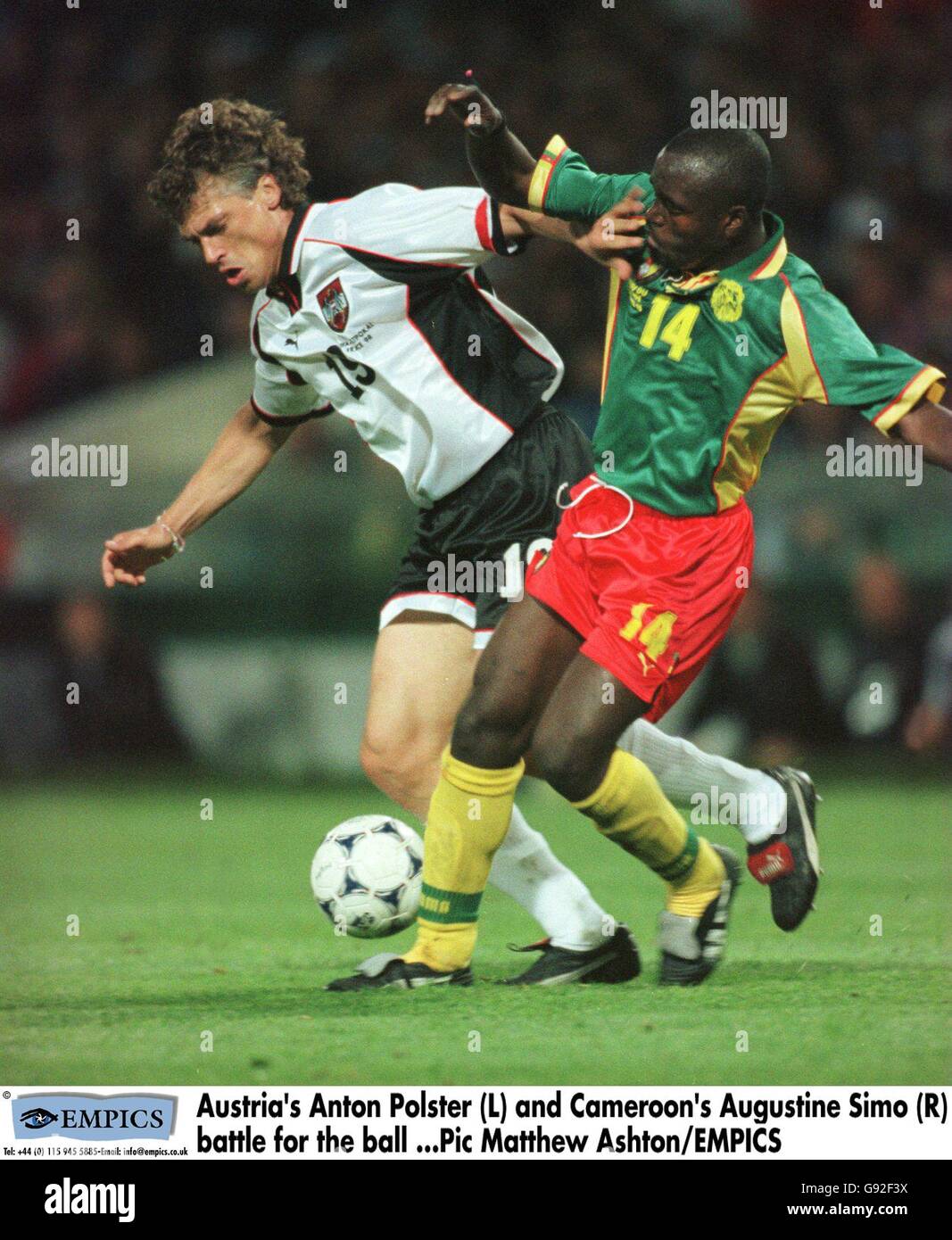 Football - coupe du monde France 98 - Groupe B - Cameroun / Autriche.Anton Polster en Autriche (à gauche) et Augustine Simo au Cameroun (à droite) se battent pour le ballon Banque D'Images