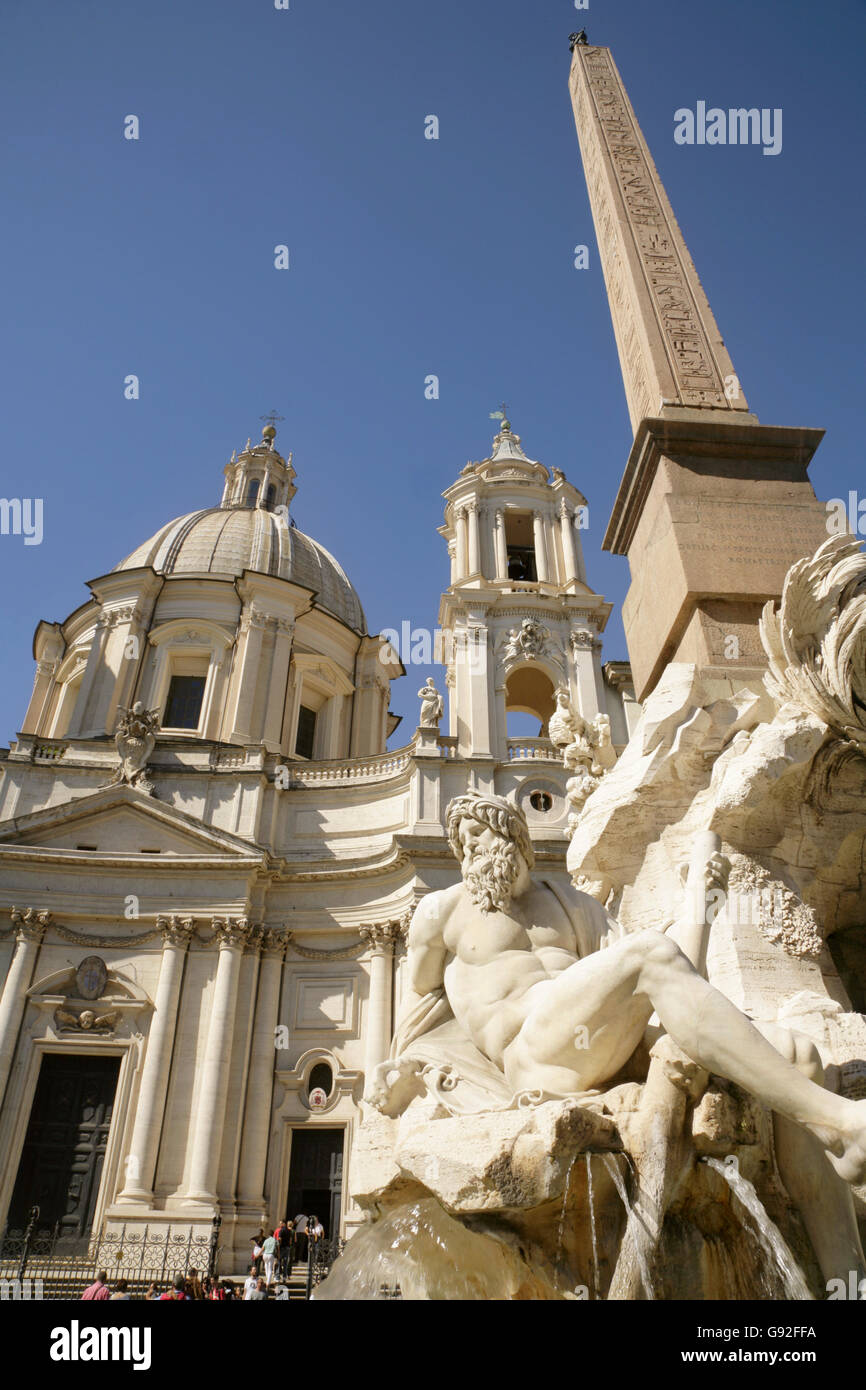 L'Fiumi Fontaine de la Piazza Navona, Rome, Italie avec le 17e siècle de style baroque chiesa di Sant'Agnese in Agone derrière. Banque D'Images