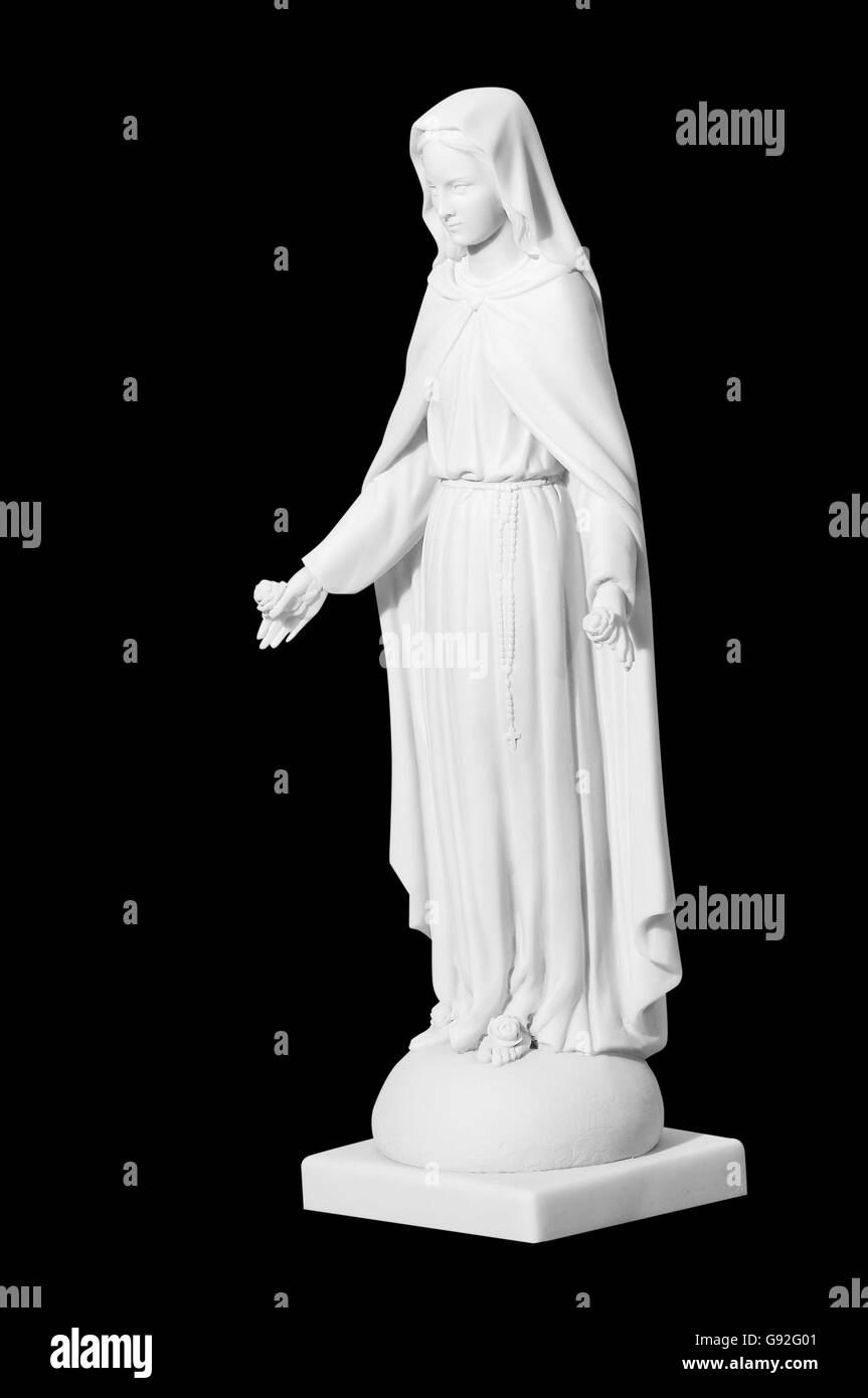 Statue d'une jeune femme religieuse priant isolé sur un fond noir Banque D'Images