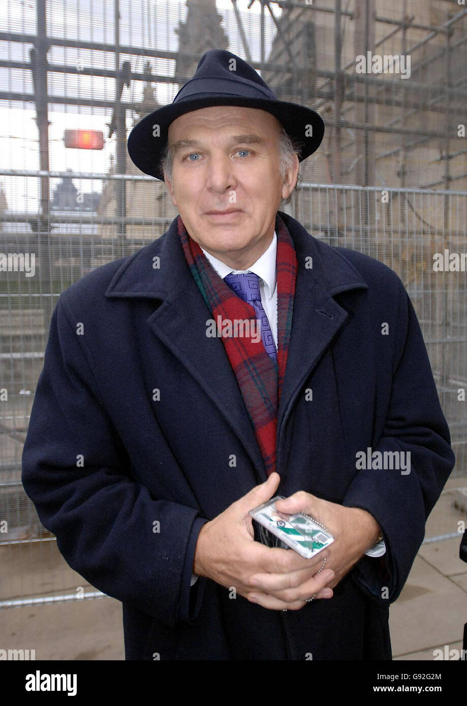 Le député libéral démocrate Vince Cable arrive au Parlement du centre de Londres, le lundi 9 janvier 2006. Le bookmaker William Hill a classé M. Cable comme un outsider de 33/1 à être le prochain chef des libéraux-démocrates après la démission de Charles Kennedy. Voir PA Story POLITICS Kennedy. APPUYEZ SUR ASSOCIATION photo. Le crédit photo devrait se lire: Matthew Fearn/PA Banque D'Images