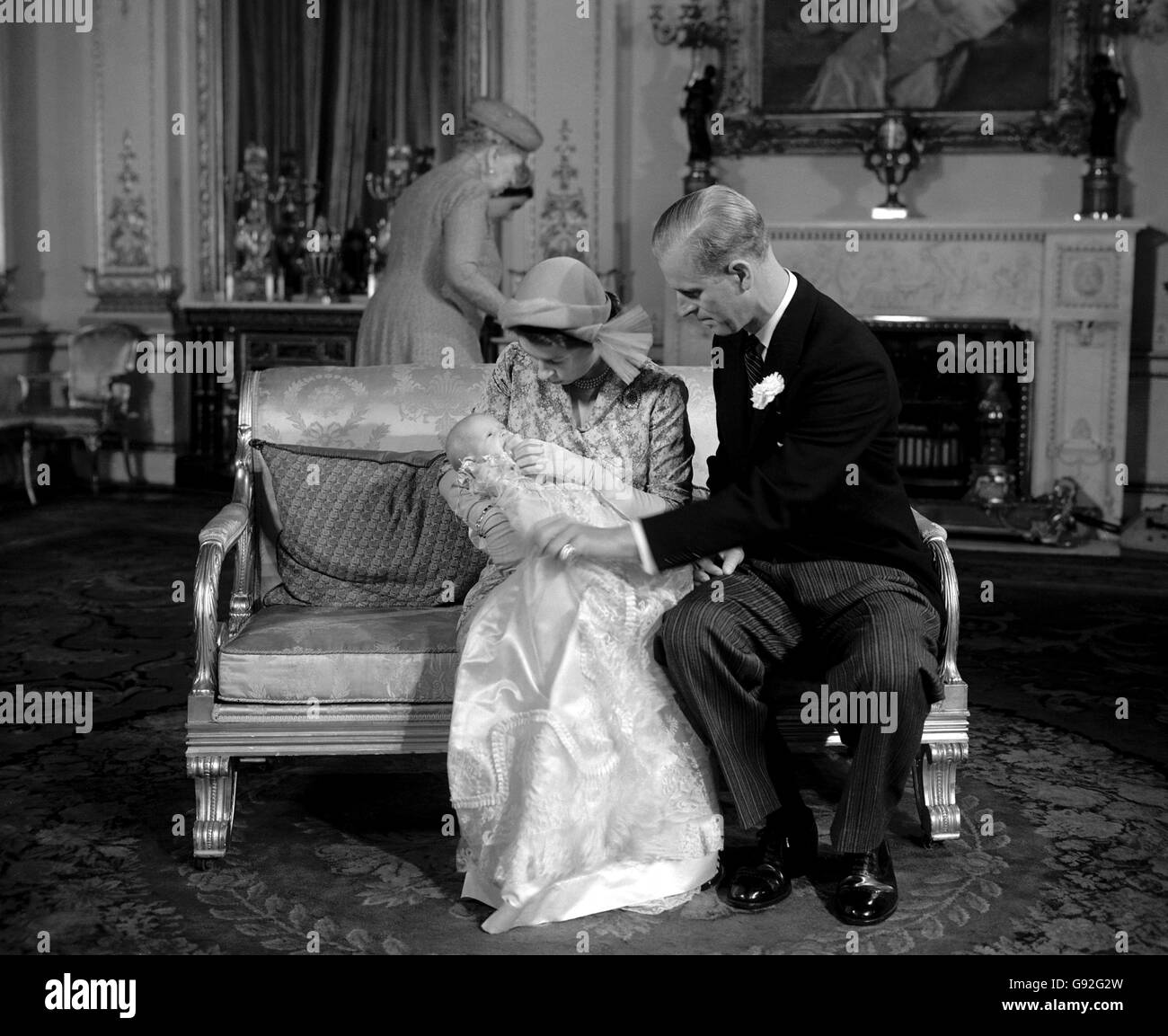 La princesse Elizabeth et le duc d'Édimbourg console leur fille la princesse Anne, après le baptême au palais de Buckingham, à Londres.Le bébé, donné les noms d'Anne Elizabeth Alice Louise, portait la robe royale de la dentelle Honiton remise de l'époque de la reine Victoria. Banque D'Images