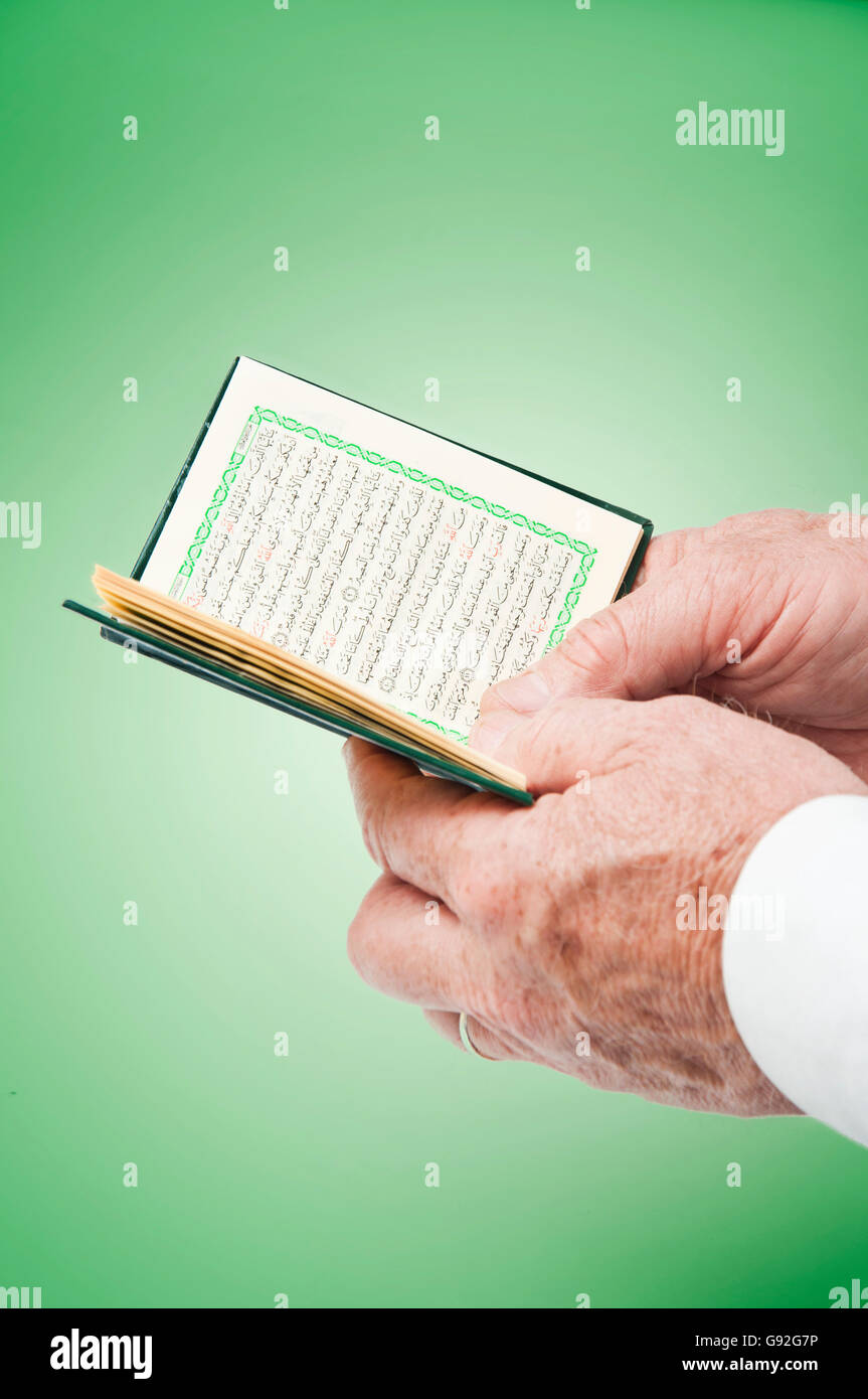 Image Main d'hommes musulmans avec Coran Banque D'Images