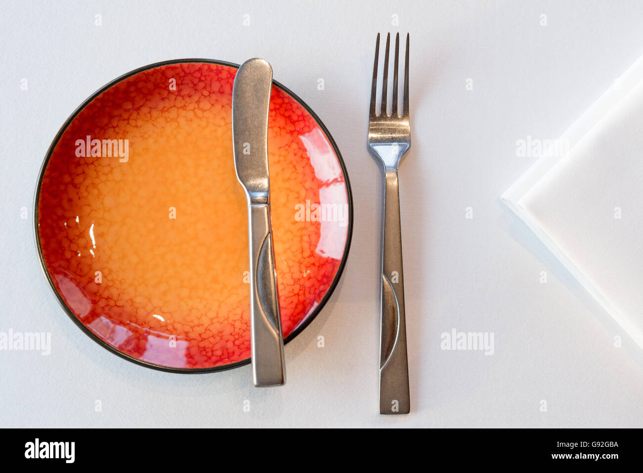 Repas de démarrage avec la configuration de la plaque chaude rouge et blanc décoration de serviette. Focus sélectif. Banque D'Images