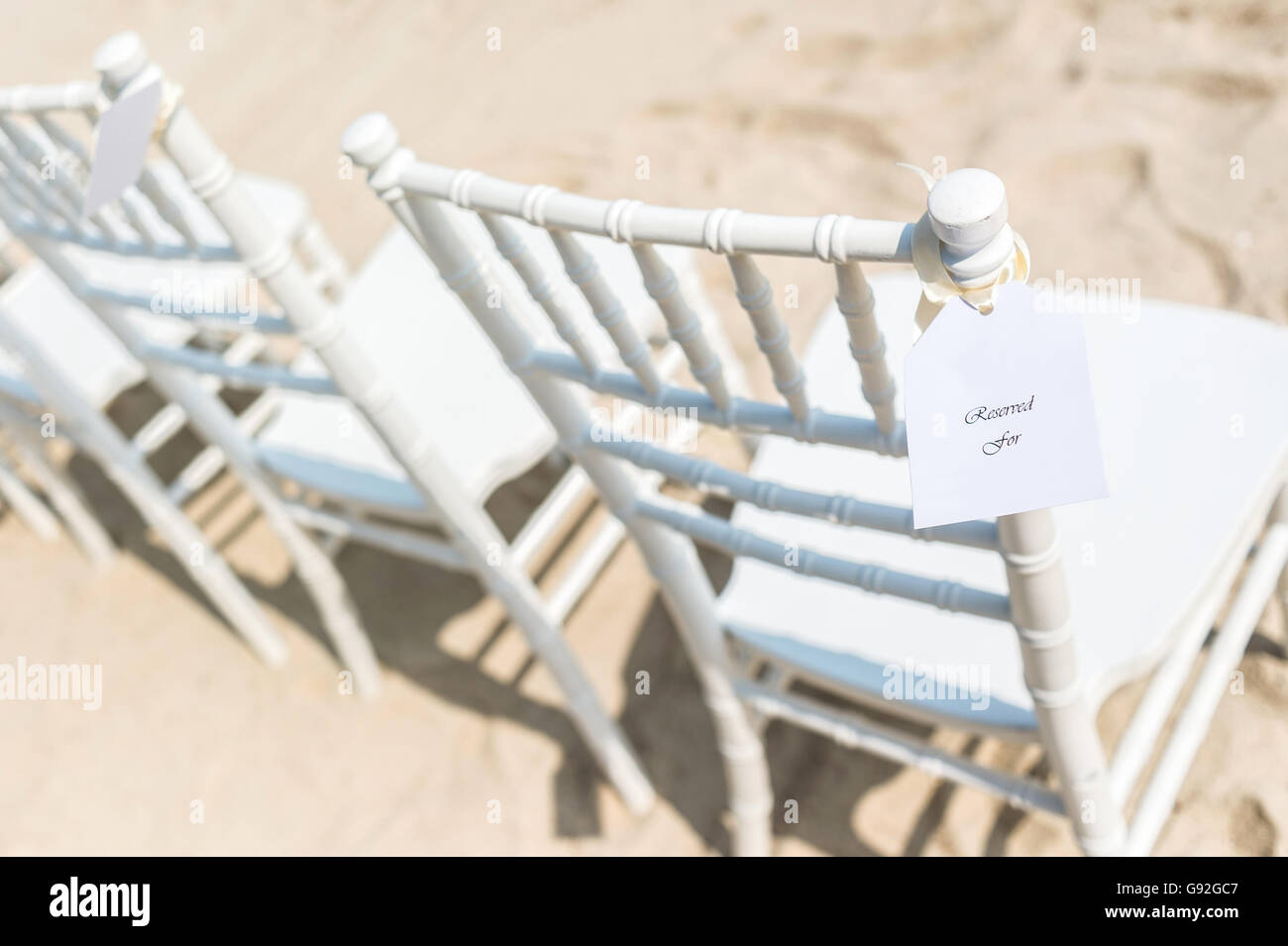 Des chaises disposés sur la plage de sable blanc pour mariage, réservés, selective focus Banque D'Images