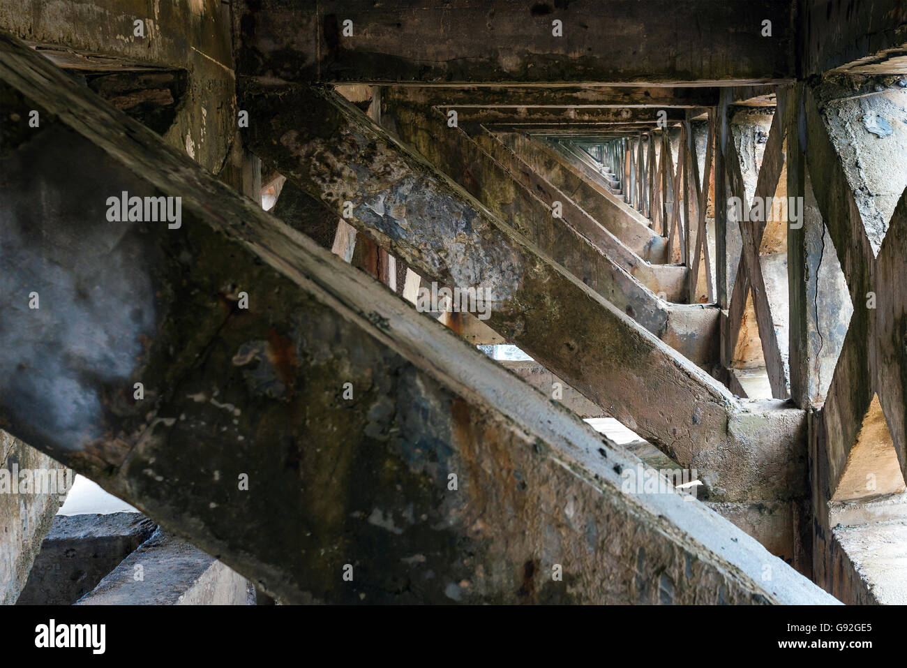 En vertu de la structure de pont en béton à côté de la plage Banque D'Images