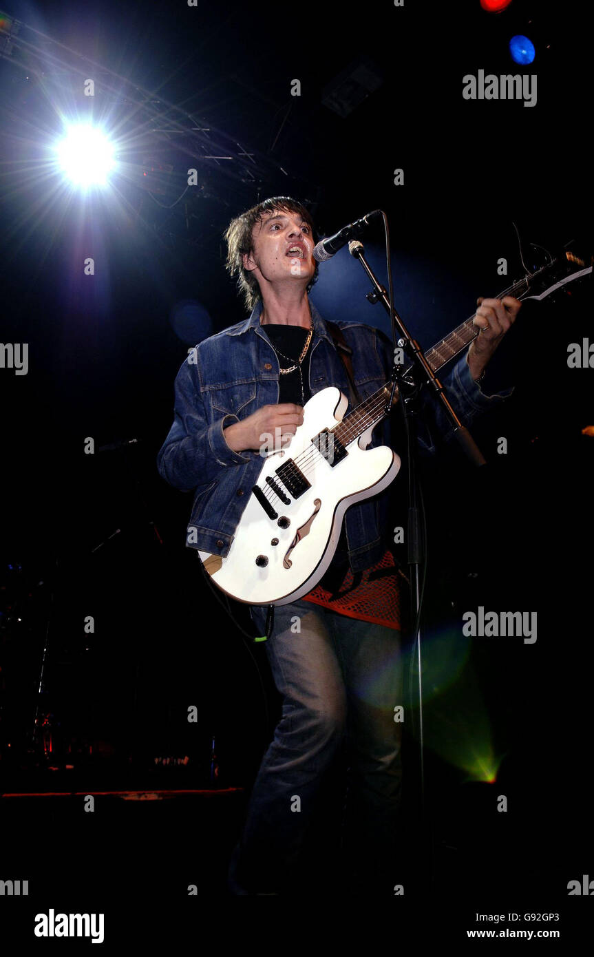 Pete Doherty et Babyshambles en concert à Koko, à Camden, dans le nord de Londres, le lundi 9 janvier 2006. APPUYEZ SUR ASSOCIATION photo. Crédit photo devrait lire: Yui Mok / PA Banque D'Images