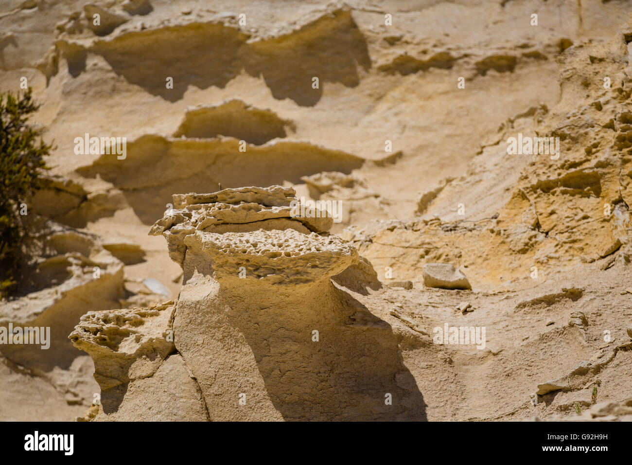 Côte Rocheuse formée par les sédiments de sable et de falaises de grès. Marsaskala sur la côte de l'île de Malte en Méditerranée. Banque D'Images