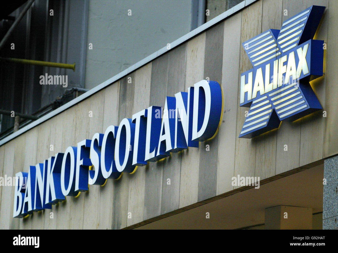 Une succursale de la Halifax Bank of Scotland (HBOS) à George Street, Édimbourg, le mardi 10 janvier 2005. HBOS s'est engagé aujourd'hui à secouer le marché bancaire irlandais après avoir annoncé son intention de déployer une chaîne de succursales. La division irlandaise du groupe, Bank of Scotland (Ireland), tentera de briser la domination de la Bank of Ireland et de la Allied Irish Bank, qui auraient une relation avec 91 % des clients irlandais. Elle tentera de déclencher une bataille entre les opérateurs en lançant un taux de compte d'épargne de 3.75%, en battant tous les taux existants disponibles dans le pays, et en offrant plus longtemps Banque D'Images