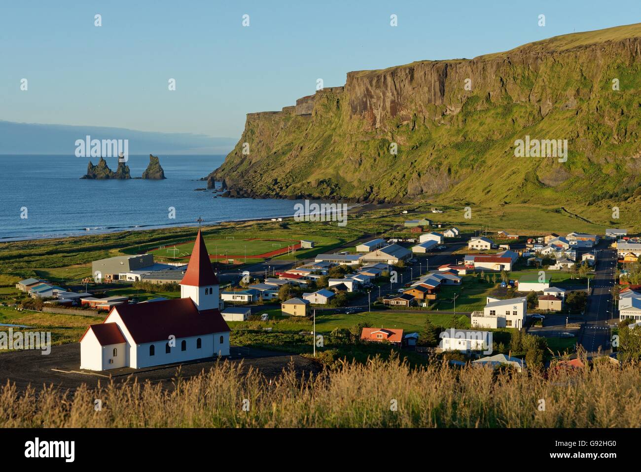 Église et village Vik i Myrdal, nord de l'océan Atlantique, le sud de l'islande, Islande, Europe Banque D'Images