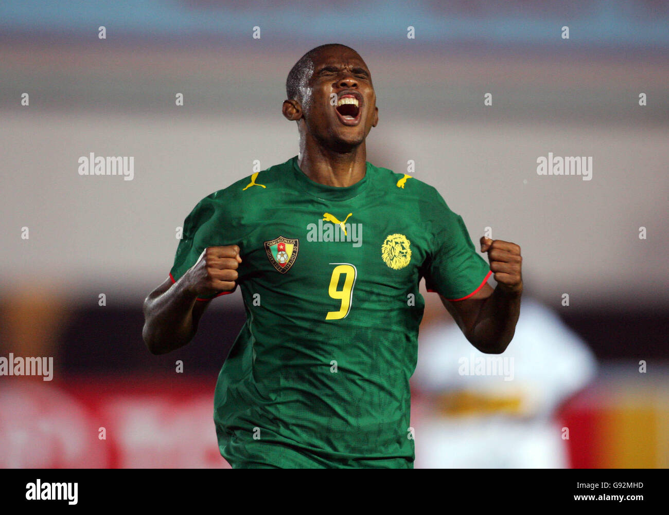 Football - coupe d'Afrique des Nations 2006 - Groupe B - Cameroun / Angola - Stade de l'Académie militaire.Samuel Eto'o, du Cameroun, célèbre son but de tour de chapeau Banque D'Images