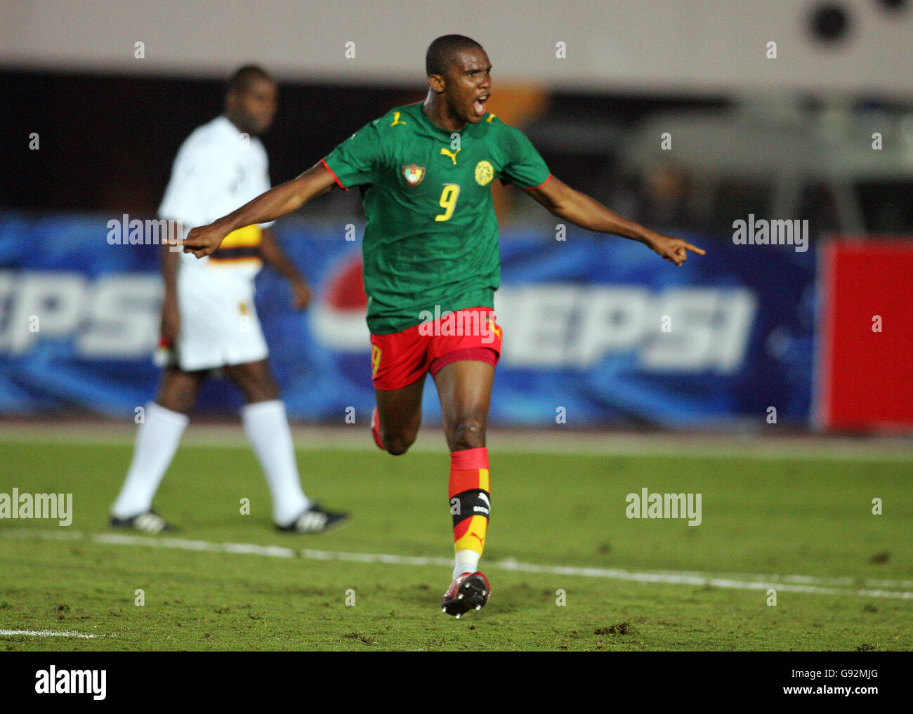 Football - coupe d'Afrique des Nations 2006 - Groupe B - Cameroun / Angola - Stade de l'Académie militaire.Samuel Eto'o, du Cameroun, célèbre son but de tour de chapeau Banque D'Images