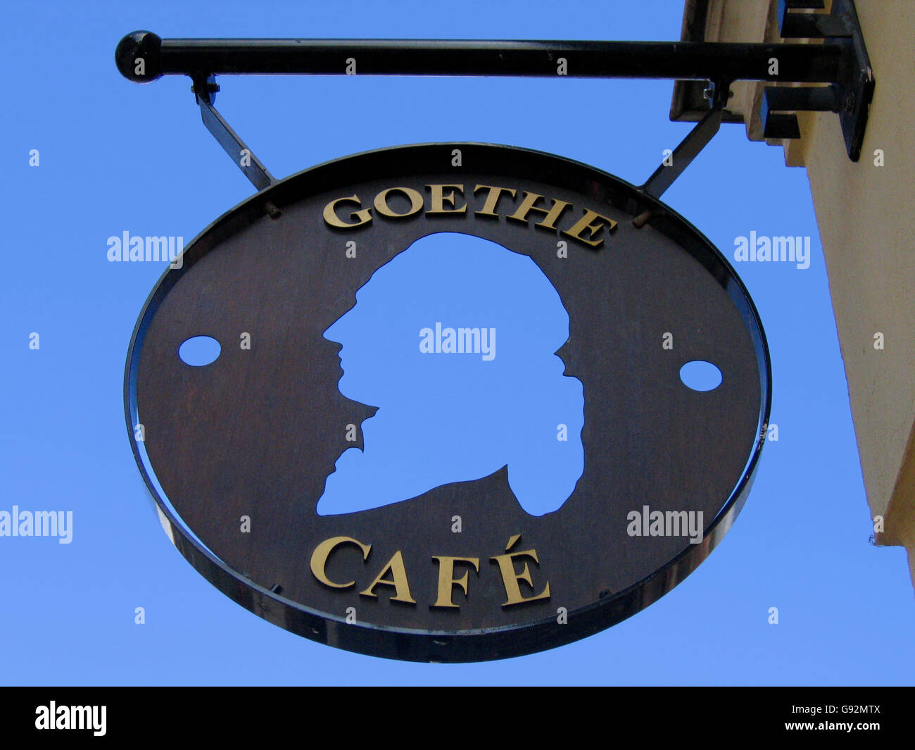 Signe de la Café Goethe à Weimar, Allemagne contre un ciel bleu clair Banque D'Images
