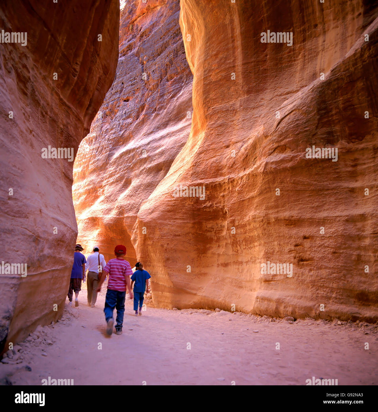 Le Siq entrée de la vieille ville de Petra en Jordanie qui a été sculptée  dans les rochers. C'est maintenant un site du patrimoine mondial de  l'UNESCO Photo Stock - Alamy