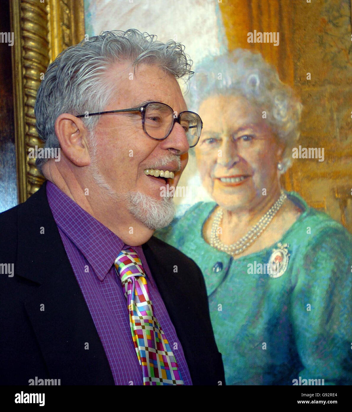 Rolf Harris dévoile son nouveau portrait de la reine Elizabeth II de Grande-Bretagne à la Queen's Gallery, Buckingham Palace, le lundi 19 décembre 2005. Le joueur de didgeridoo a peint l'image pour marquer le 80e anniversaire du monarque l'année prochaine. Dans l'image impressionniste, les dents de la reine sont en spectacle car elle donne un large sourire. Voir PA Story ROYAL Rolf. APPUYEZ SUR ASSOCIATION photo. Le crédit photo devrait se lire : Michael Stephens/PA Banque D'Images