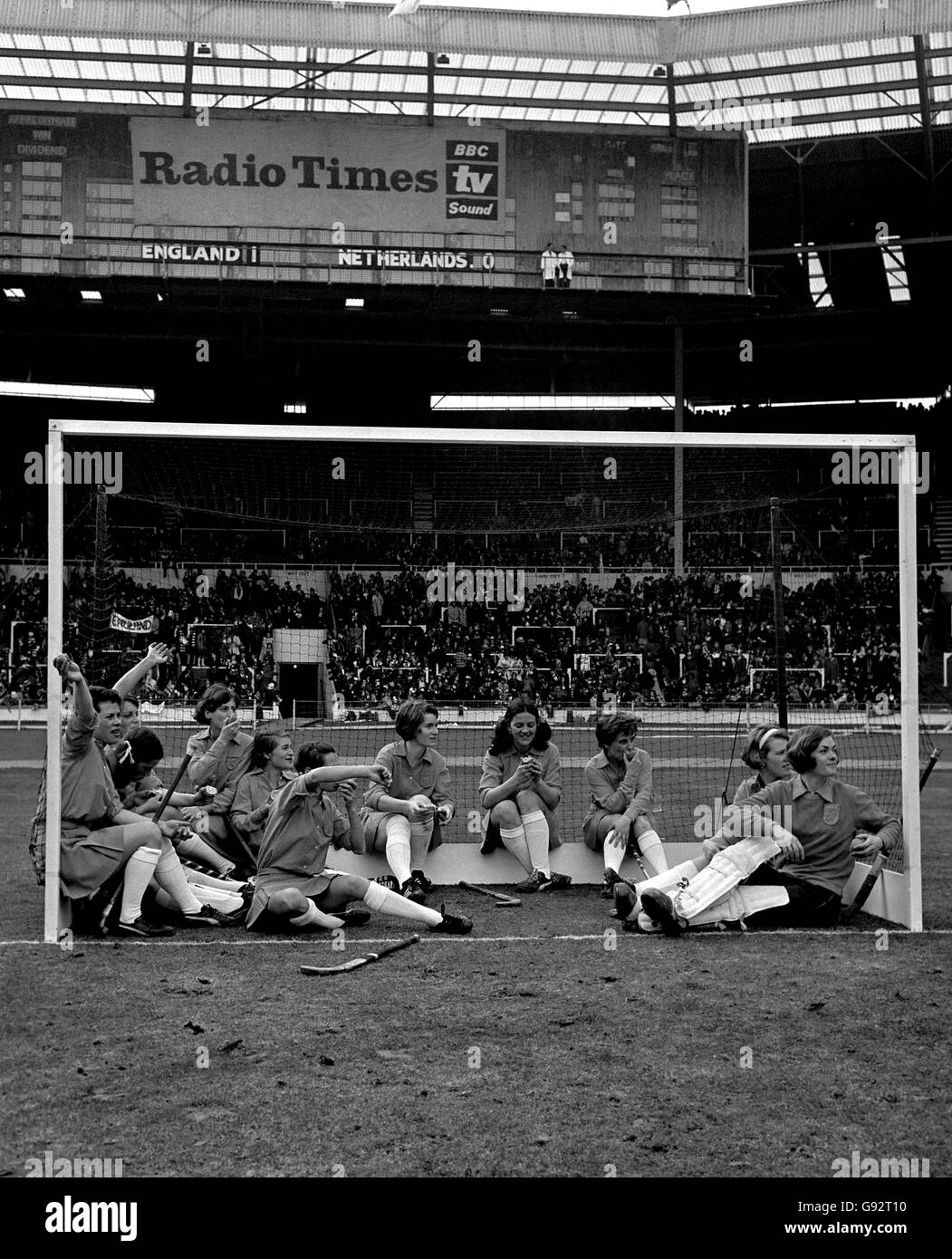 Hockey - Angleterre / pays-Bas - Stade Wembley.Les membres de l'équipe des pays-Bas se rafraîchissent pendant la demi-période. Banque D'Images