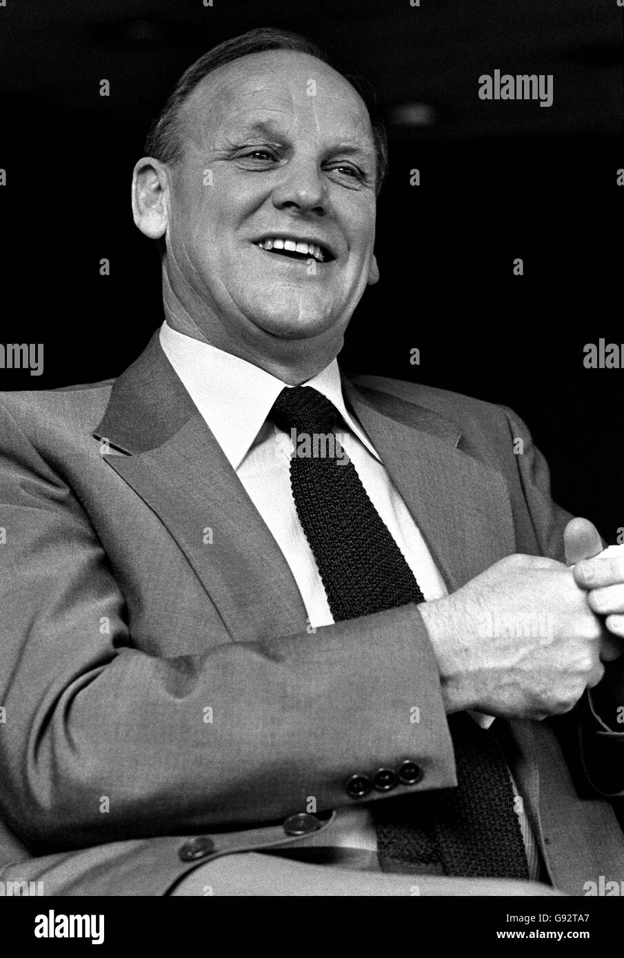 Ron Greenwood, le directeur du football d'Angleterre, a de bonnes raisons d'être heureux de lui-même lorsqu'il s'adresse à la presse. Ron parlait de l'internationale amicale des dernières nuits contre le Brésil dans lequel l'Angleterre a tenu les champions du monde à un tirage de 1-1. Banque D'Images