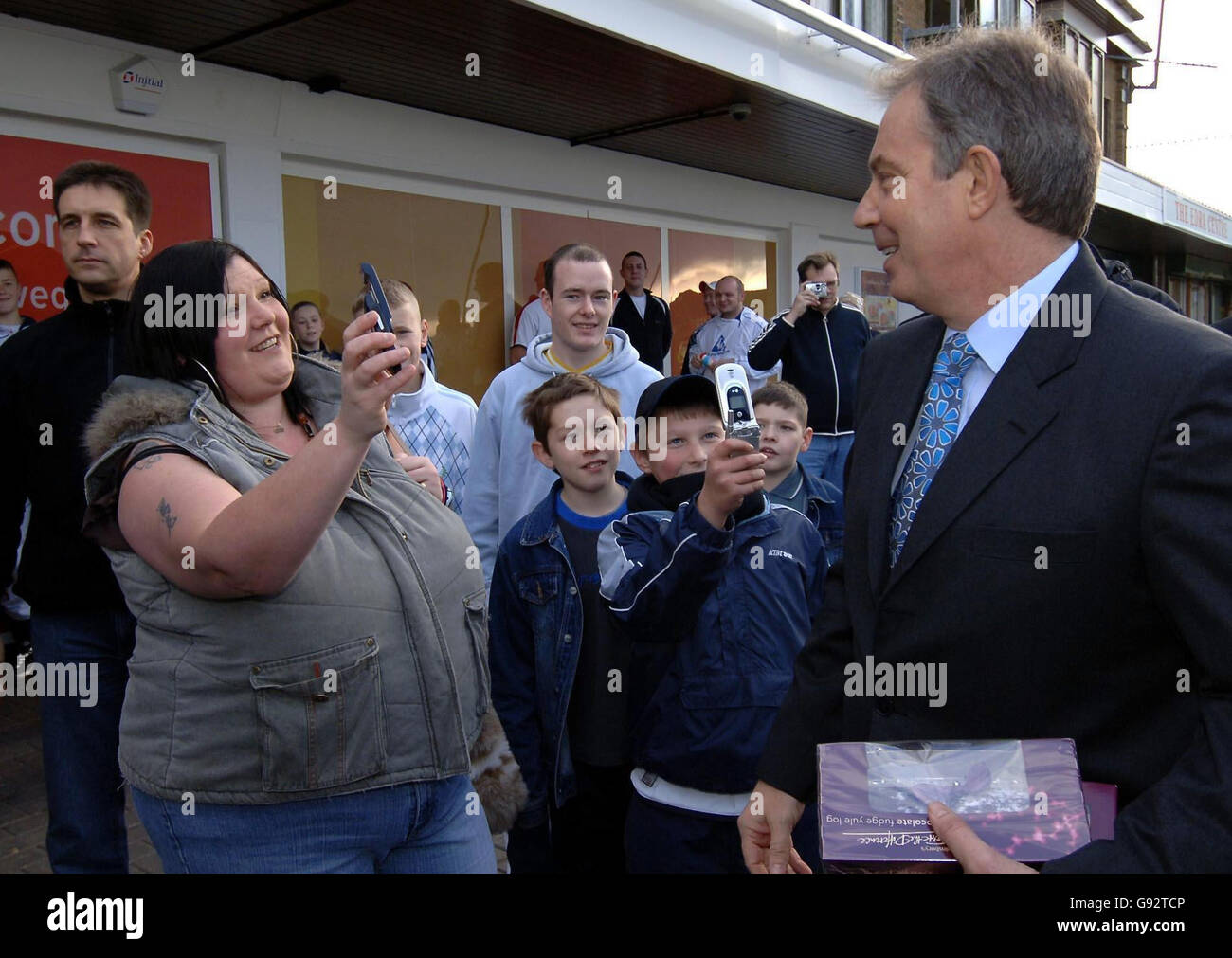 Le premier ministre britannique Tony Blair a pris sa photo par des passants lors de sa visite dans un centre pour enfants d'âge préscolaire, Middlesbrough, le vendredi 23 décembre 2005. Voir PA Story POLITICS Blair. APPUYEZ SUR ASSOCIATION photo. Le crédit photo devrait se lire: John Giles/Pool/PA Banque D'Images
