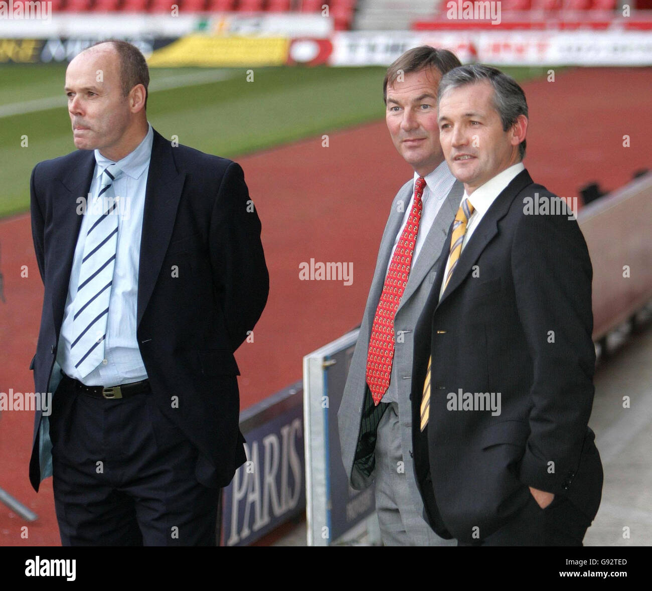 George Burley (R), le nouveau directeur de Southmapton, avec le président Rupert Lowe et le directeur du football Sir Clive Woodward (L) au stade St Mary's, à Southampton, le vendredi 23 décembre 2005. Burley a été nommé successeur de Harry Redknapp jeudi soir, tandis que le rôle de Woodward change de directeur de performance à directeur de football. Voir PA Story FOOTBALL Southampton. APPUYEZ SUR ASSOCIATION photo. Le crédit photo doit être lu : Tim Ockenden/PA PAS D'UTILISATION DU SITE WEB DU CLUB OFFICIEUX. Banque D'Images George Burley (R), le nouveau directeur de Southmapton, avec le président Rupert Lowe et le directeur du football Sir Clive Woodward (L) au stade St Mary's, à Southampton, le vendredi 23 décembre 2005. Burley a été nommé successeur de Harry Redknapp jeudi soir, tandis que le rôle de Woodward change de directeur de performance à directeur de football. Voir PA Story FOOTBALL Southampton. APPUYEZ SUR ASSOCIATION photo. Le crédit photo doit être lu : Tim Ockenden/PA PAS D'UTILISATION DU SITE WEB DU CLUB OFFICIEUX. Banque D'Images