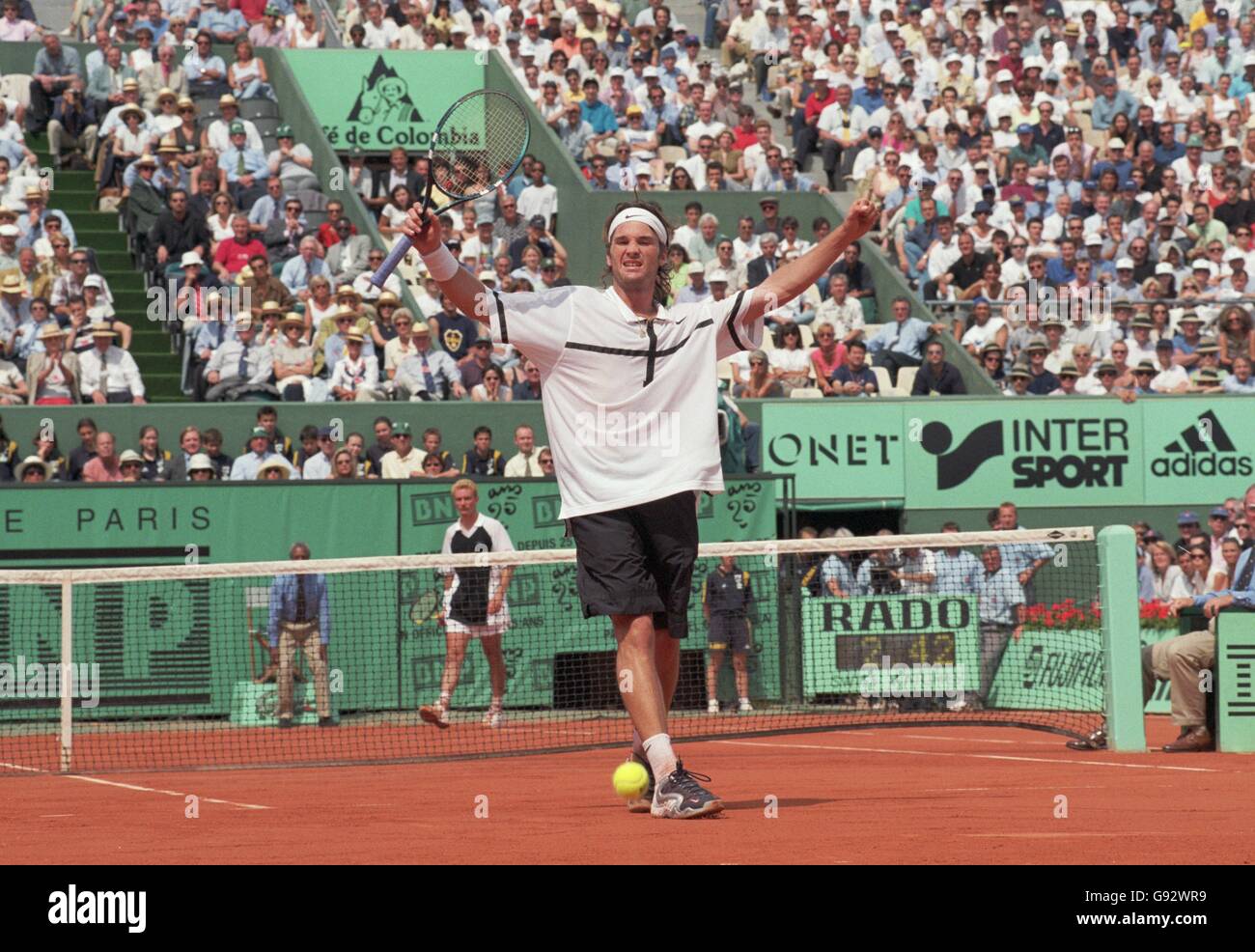 Tennis - Français ouvert - Roland Garros, Paris - hommes célibataires - semi finale - Carlos Moya / Felix Mantilla.Carlos Moya célèbre la victoire Banque D'Images