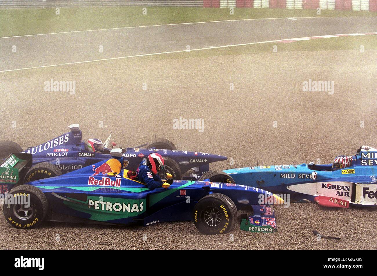 Course automobile Formula One - Grand Prix canadien.Alexander Wurz (R), Johnny Herbert et Jarno Trulli après le premier virage smash Banque D'Images