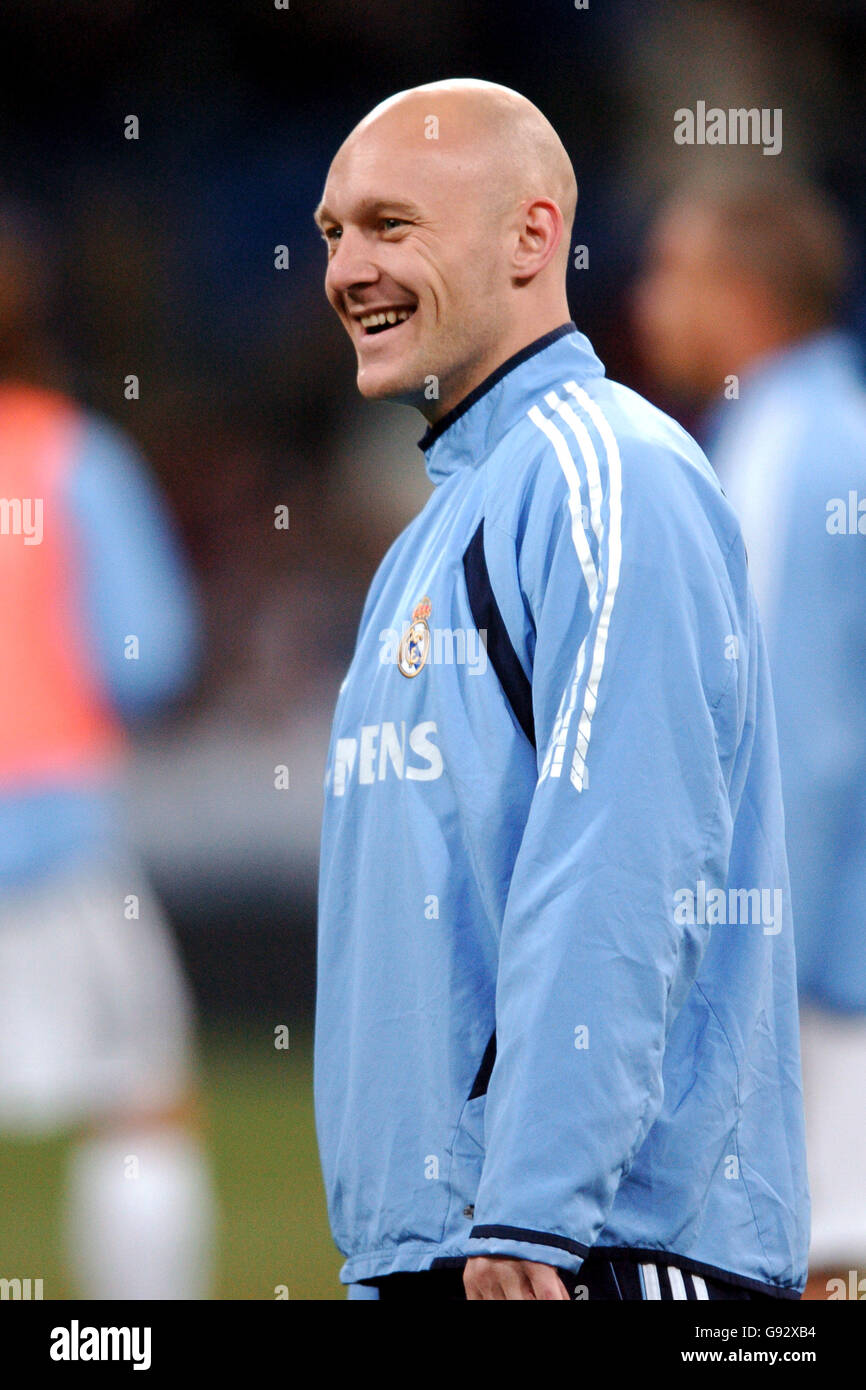Football - Ligue espagnole de Primera - Real Madrid / Osasuna - Santiago Bernabeu.Thomas Gravesen du Real Madrid se réchauffe avant le match Banque D'Images