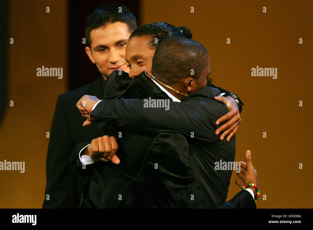Le Ronaldinho de Barcelone embrasse Samuel ETO'o après la victoire dans la FIFA Joueur mondial de l'année Banque D'Images