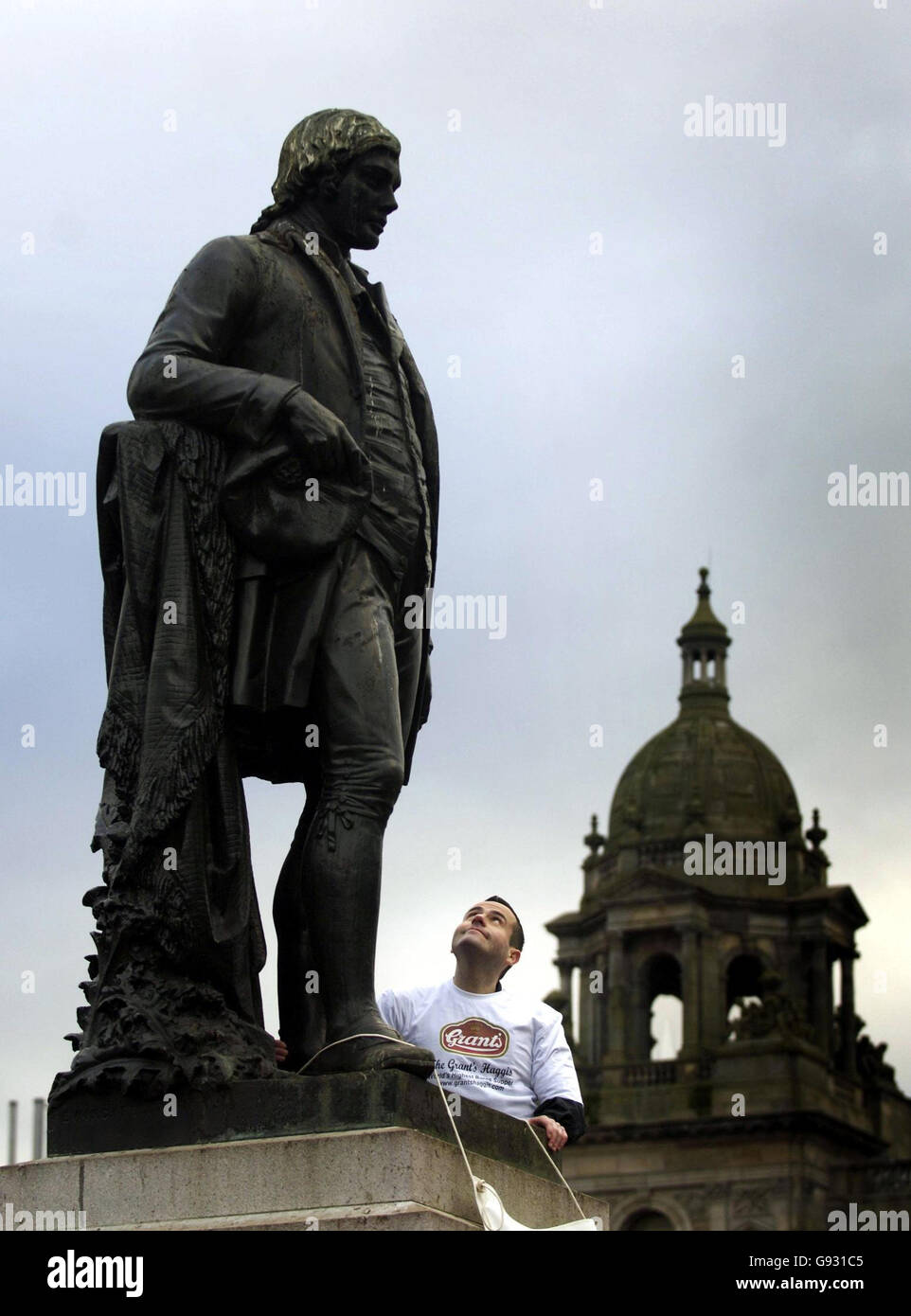 Le alpiniste Chris Dunlop se tient à côté d'une statue de Robert Burns à George Square, Glasgow, le jeudi 5 janvier 2006, lors du lancement de sa candidature pour établir un record mondial pour la tenue de la plus haute dîner Burns. L'homme de 35 ans de Glasgow a l'intention de porter un toast au bard écossais de 23 000 pieds au sommet du Mont Aconcagua en Argentine le 25 janvier, lorsqu'il dînera sur des haggis, des neeps et des tatouages. Voir PA Story SCOTLAND Mountaineer. APPUYEZ SUR ASSOCIATION photo. Le crédit photo devrait se lire : Danny Lawson/PA. Banque D'Images