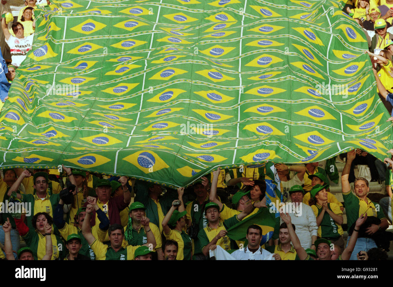 Football - coupe du monde France 98 - Groupe A - Brésil / Maroc.Les fans brésiliens passent un énorme drapeau sur leur tête Banque D'Images