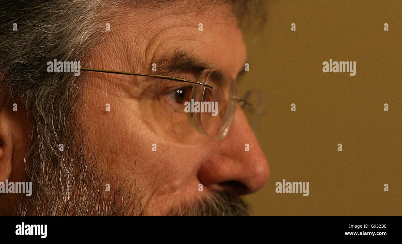 Le président de Sinn Fein, Gerry Adams, s'adresse aux médias alors que les membres de l'ARD Comhairle tiennent leur réunion dans les bureaux de Sinn Fein à Dublin, le samedi 7 janvier 2006. Les dirigeants de Sinn Fein sont sur le point de discuter des plans pour commémorer le 25e anniversaire des grèves de la faim de 1981 lors de leur réunion ARD Chomhelle à Dublin aujourd'hui. Les grèves ont commencé sous la direction de Bobby Sands le 1er mars 1981 et 10 prisonniers sont morts avant que la manifestation de plusieurs mois ne soit lancée. Voir PA Story POLITICS SinnFein. APPUYEZ SUR ASSOCIATION PHOTO. Le crédit photo devrait se lire : Julien Behal/PA Banque D'Images