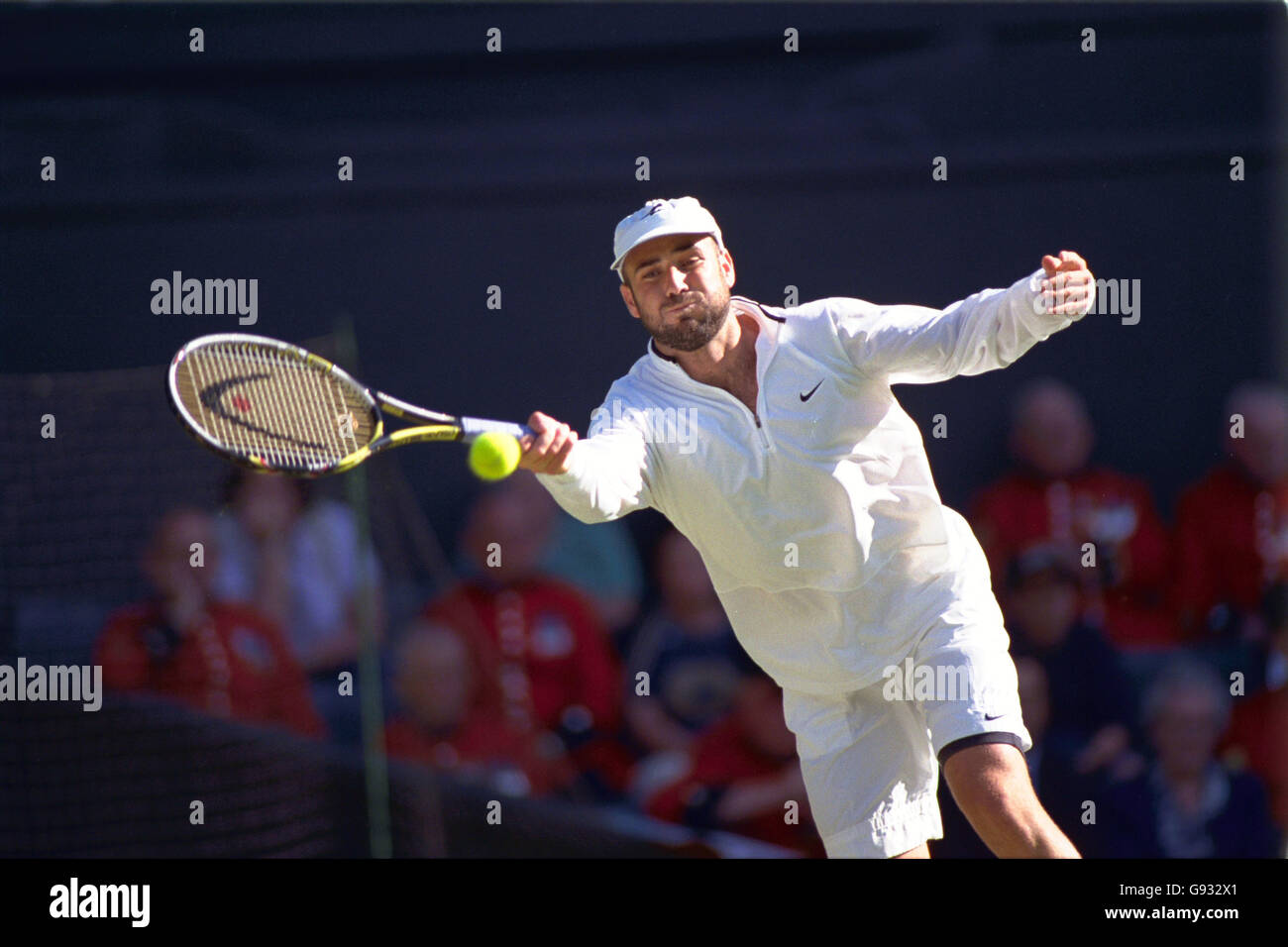 Tennis - championnat de Wimbledon - singles hommes - deuxième tour - Andre Agassi / Tommy Haas.Andre Agassi fentes pour le ballon Banque D'Images