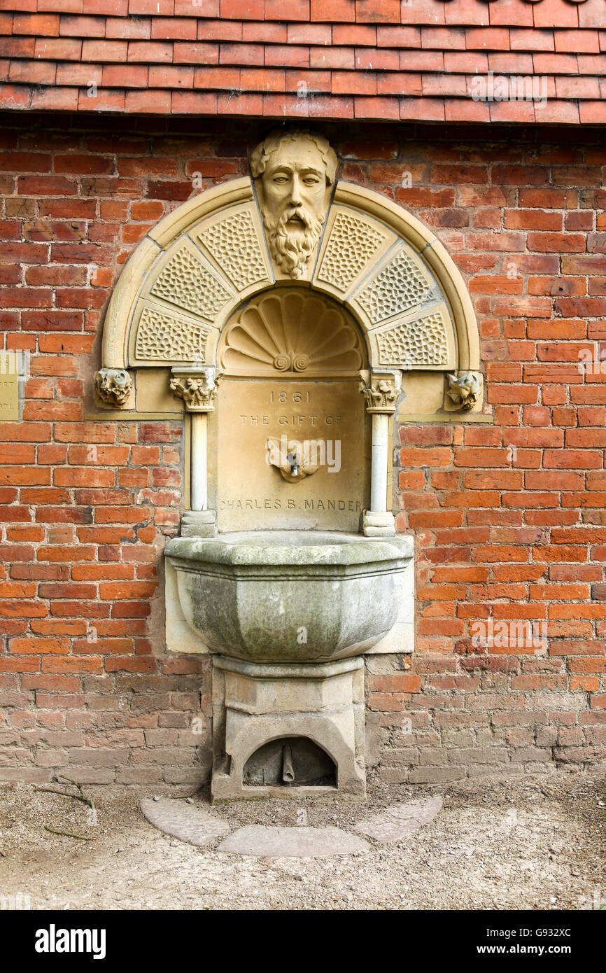 Fontaine d'eau potable à Wightwick Manor Wolverhampton West Midlands Angleterre Royaume-Uni Banque D'Images