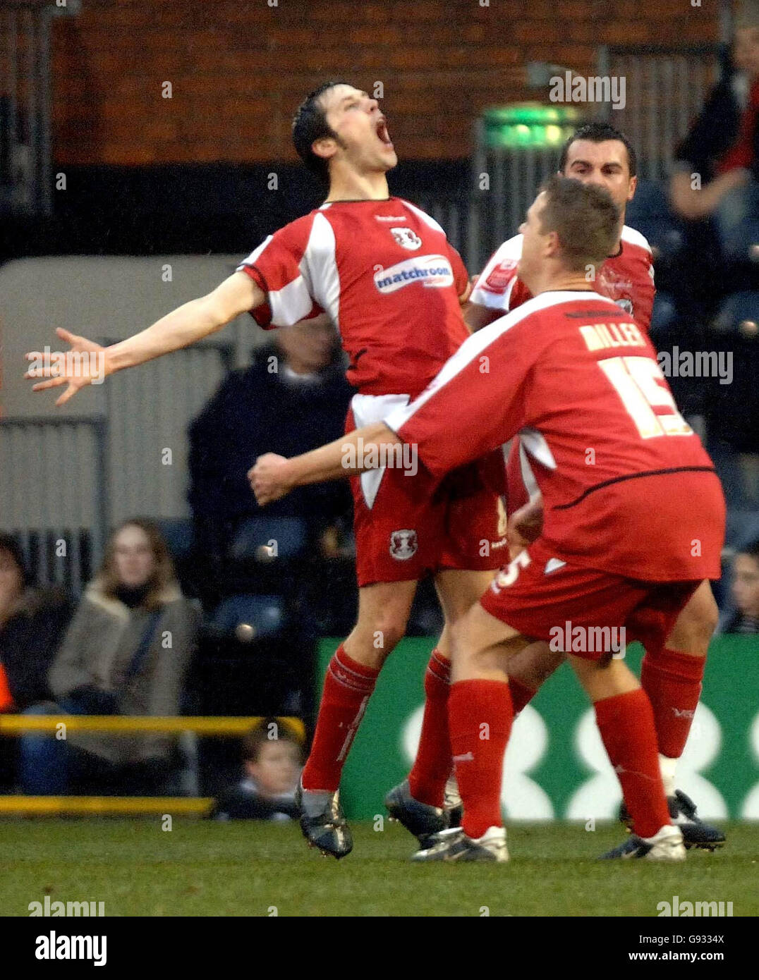 Craig Easton (L) de Leyton Orient célèbre son but contre Fulham, avec des coéquipiers lors du match de la troisième ronde de la FA Cup à Craven Cottage, à l'ouest de Londres, le dimanche 8 janvier 2006. APPUYEZ SUR ASSOCIATION photo. Le crédit photo devrait se lire : Sean Dempsey/PA. Banque D'Images